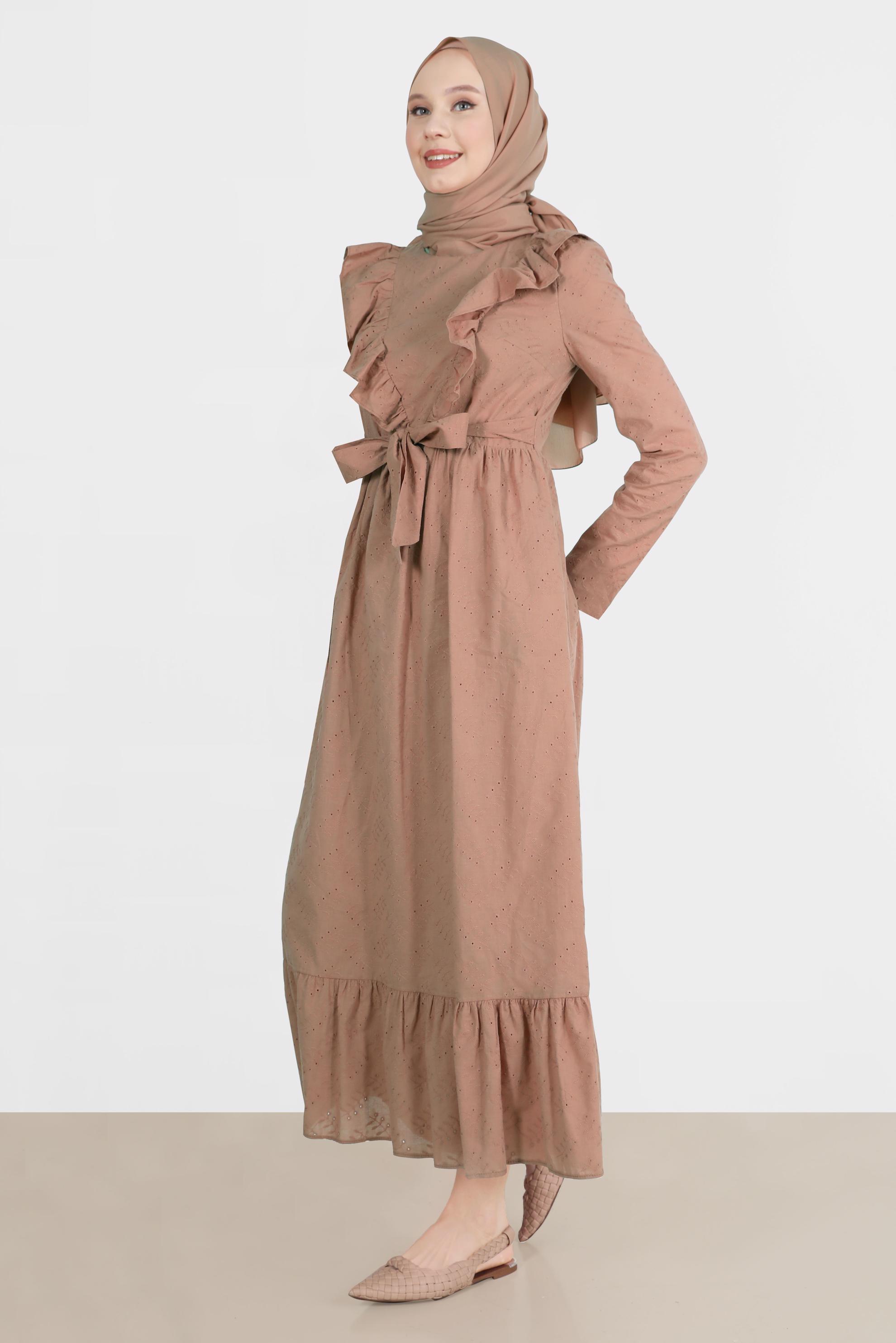 Tesettür giyim KAHVE FIRFIR DETAYLI FİSTOLU PAMUKLU ELBİSE 42708 