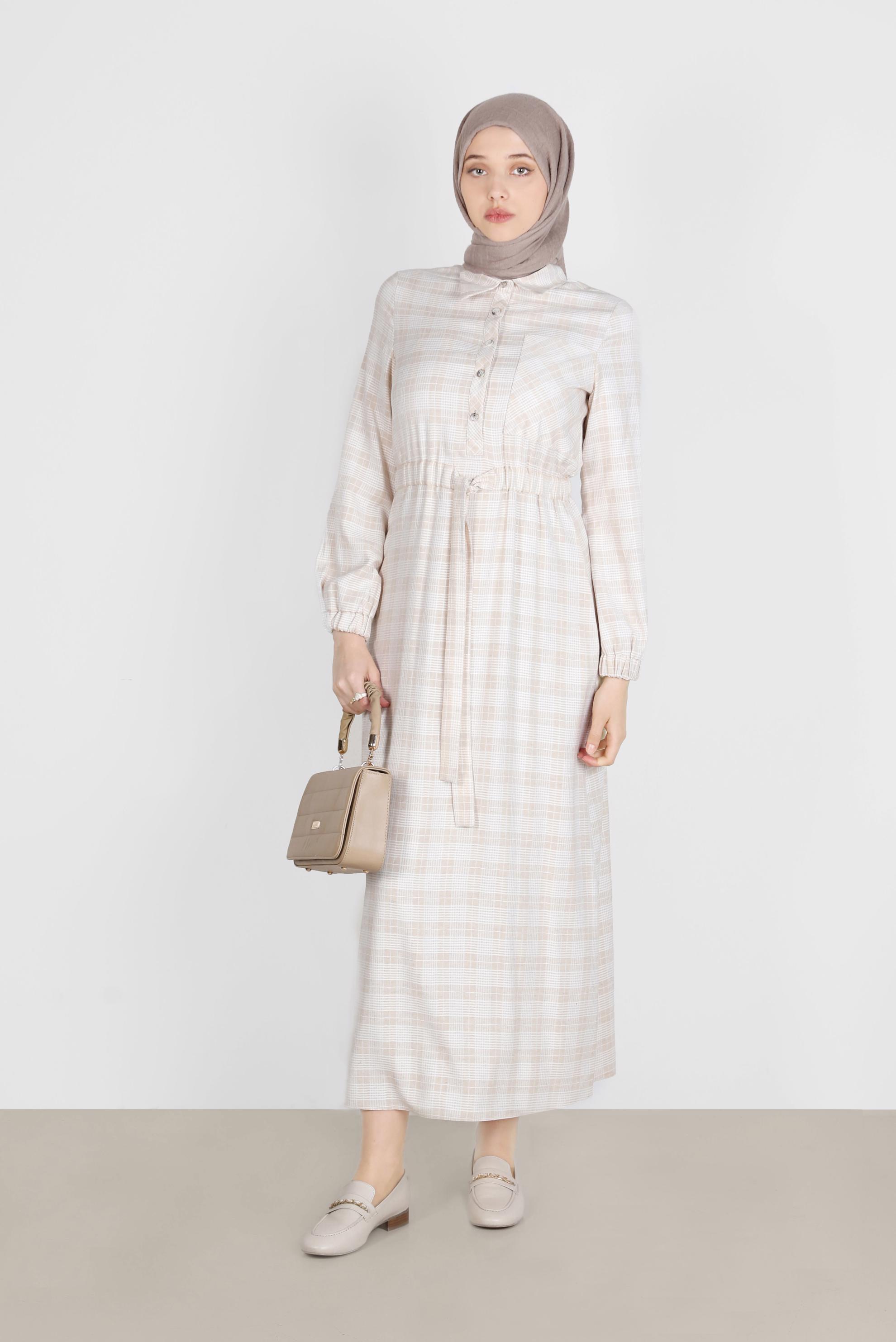 Tesettür giyim BEJ EKOSE DESENLİ BELİ BÜZGÜLÜ ELBİSE 42709 