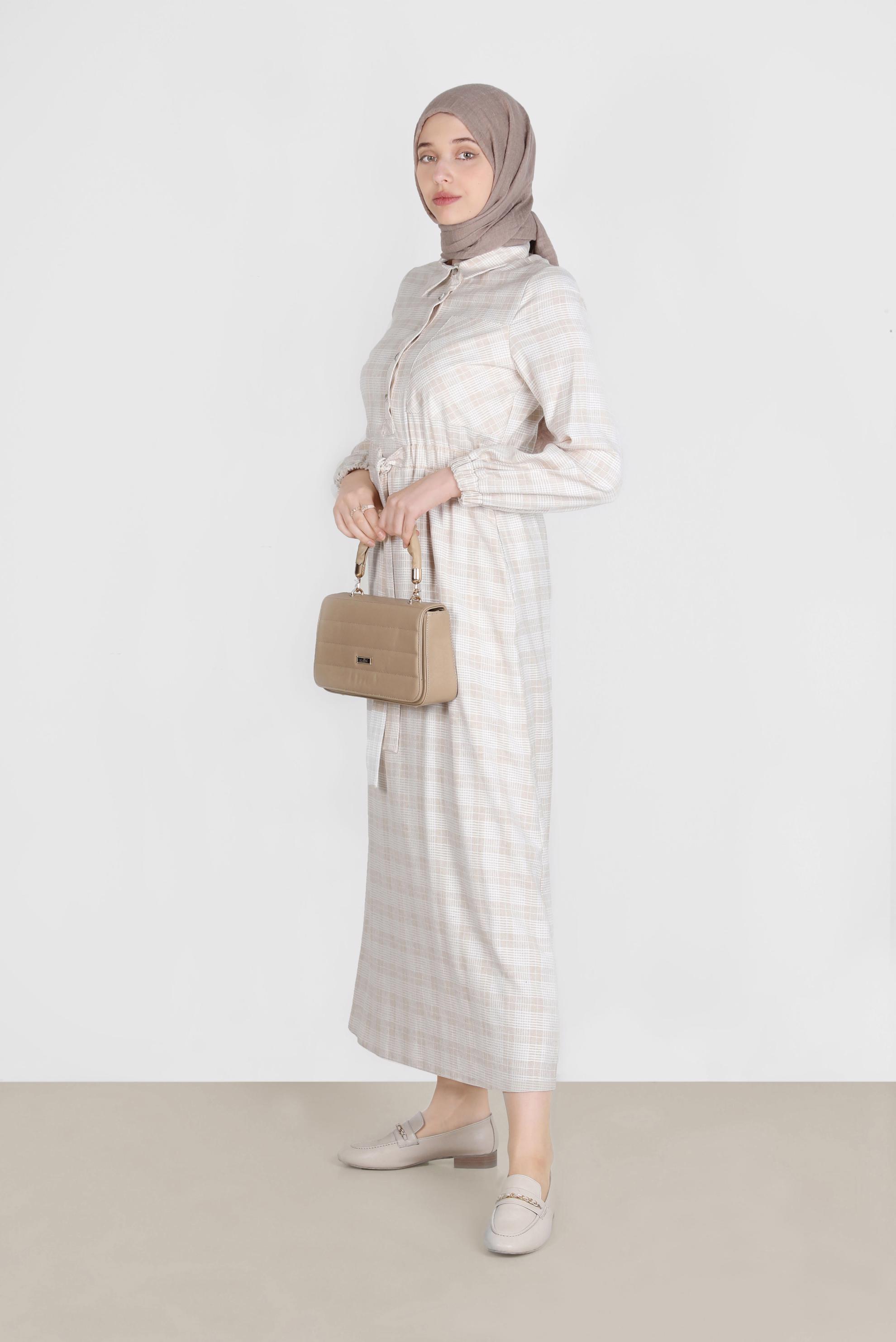 Tesettür giyim BEJ EKOSE DESENLİ BELİ BÜZGÜLÜ ELBİSE 42709 