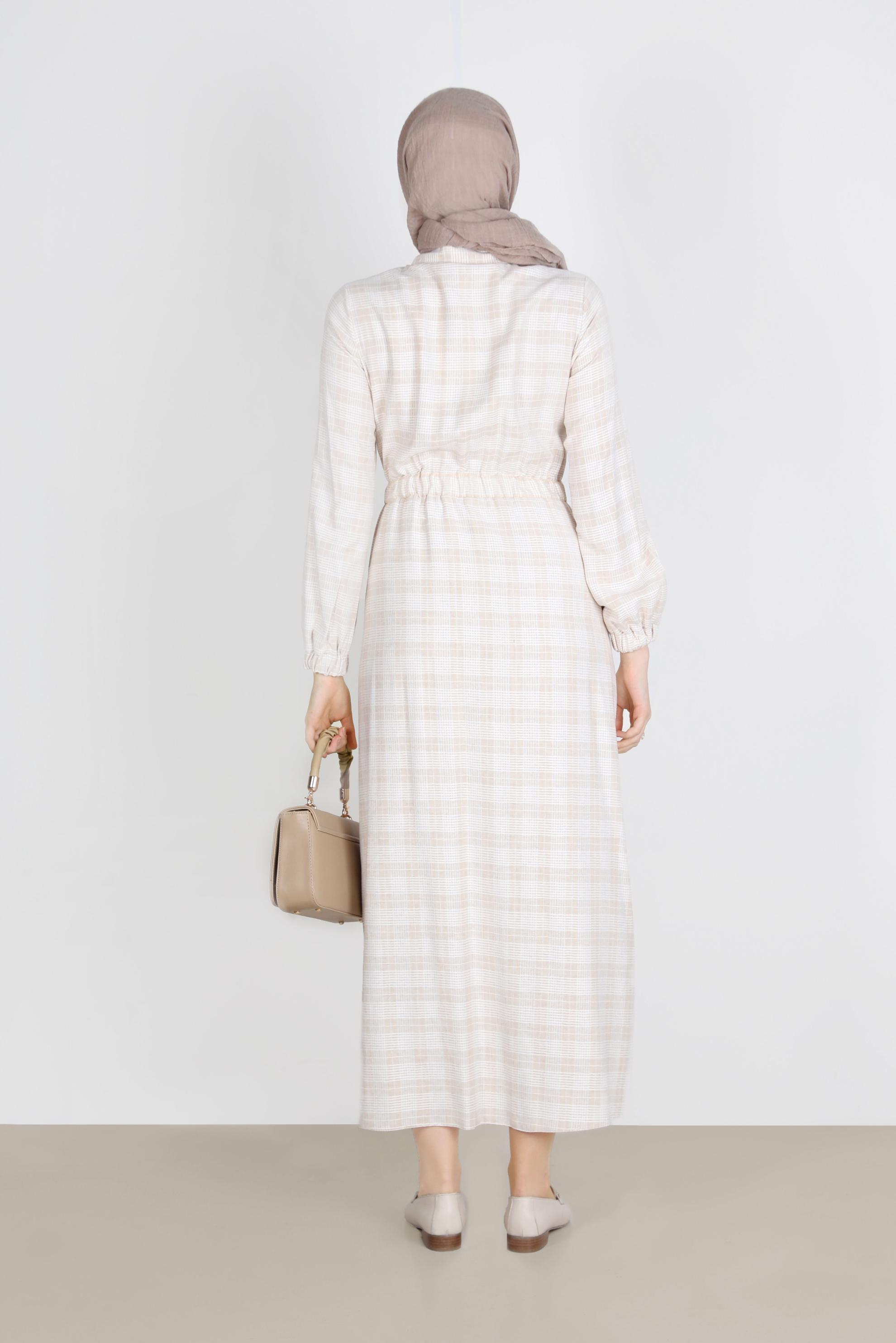 Tesettür giyim BEJ EKOSE DESENLİ BELİ BÜZGÜLÜ ELBİSE 42709 