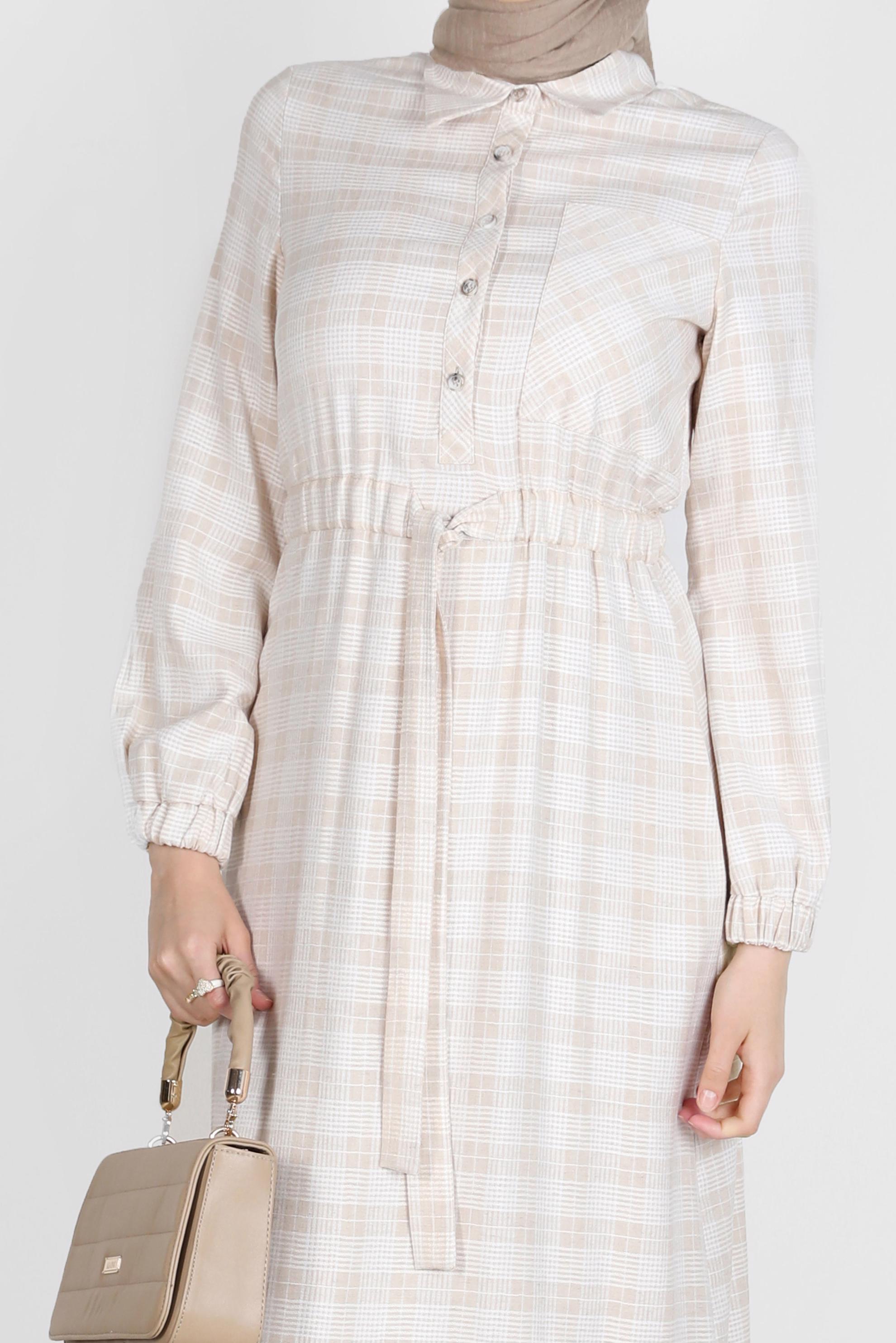 Tesettür giyim BEJ EKOSE DESENLİ BELİ BÜZGÜLÜ ELBİSE 42709 