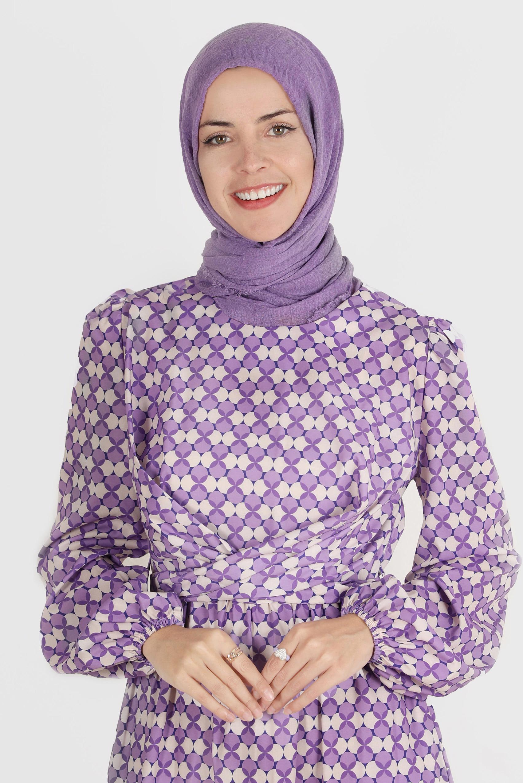 Tesettür giyim MOR BAĞLAMA DETAYLI DESENLİ ELBİSE 42711 