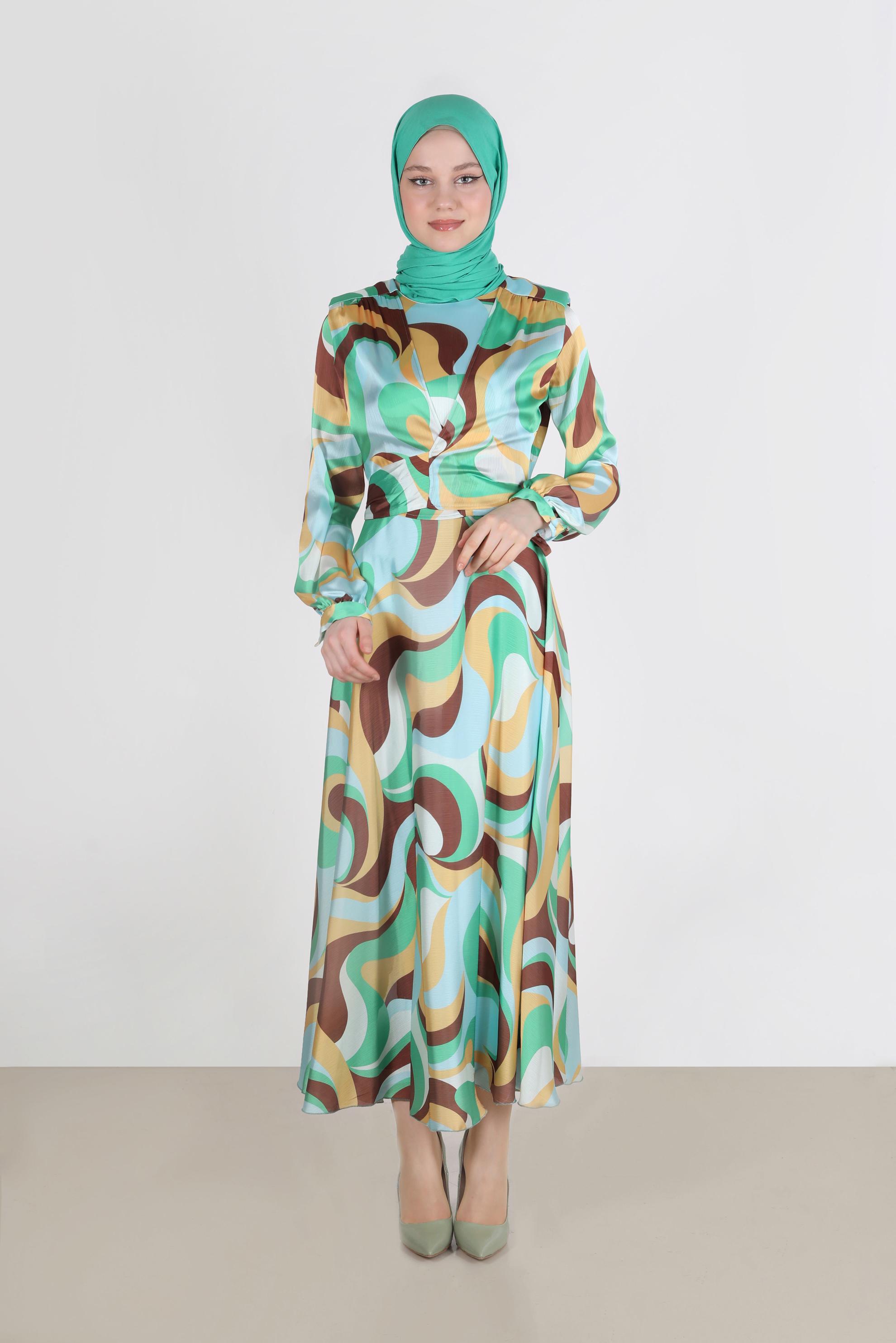 Tesettür giyim YEŞİL ÖNÜ BAĞLAMA DETAYLI DESENLİ SATEN ELBİSE 42713 