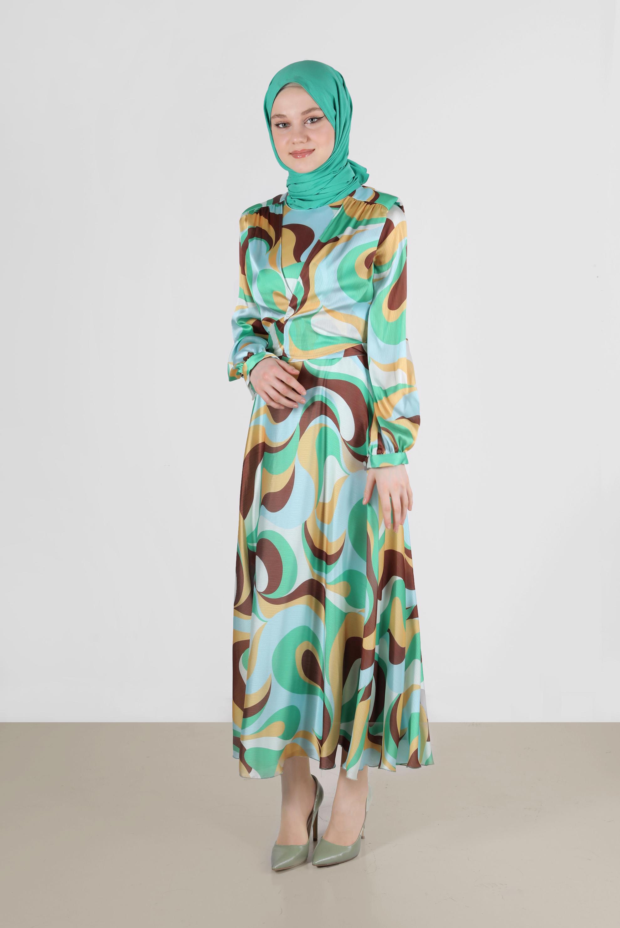 Tesettür giyim YEŞİL ÖNÜ BAĞLAMA DETAYLI DESENLİ SATEN ELBİSE 42713 