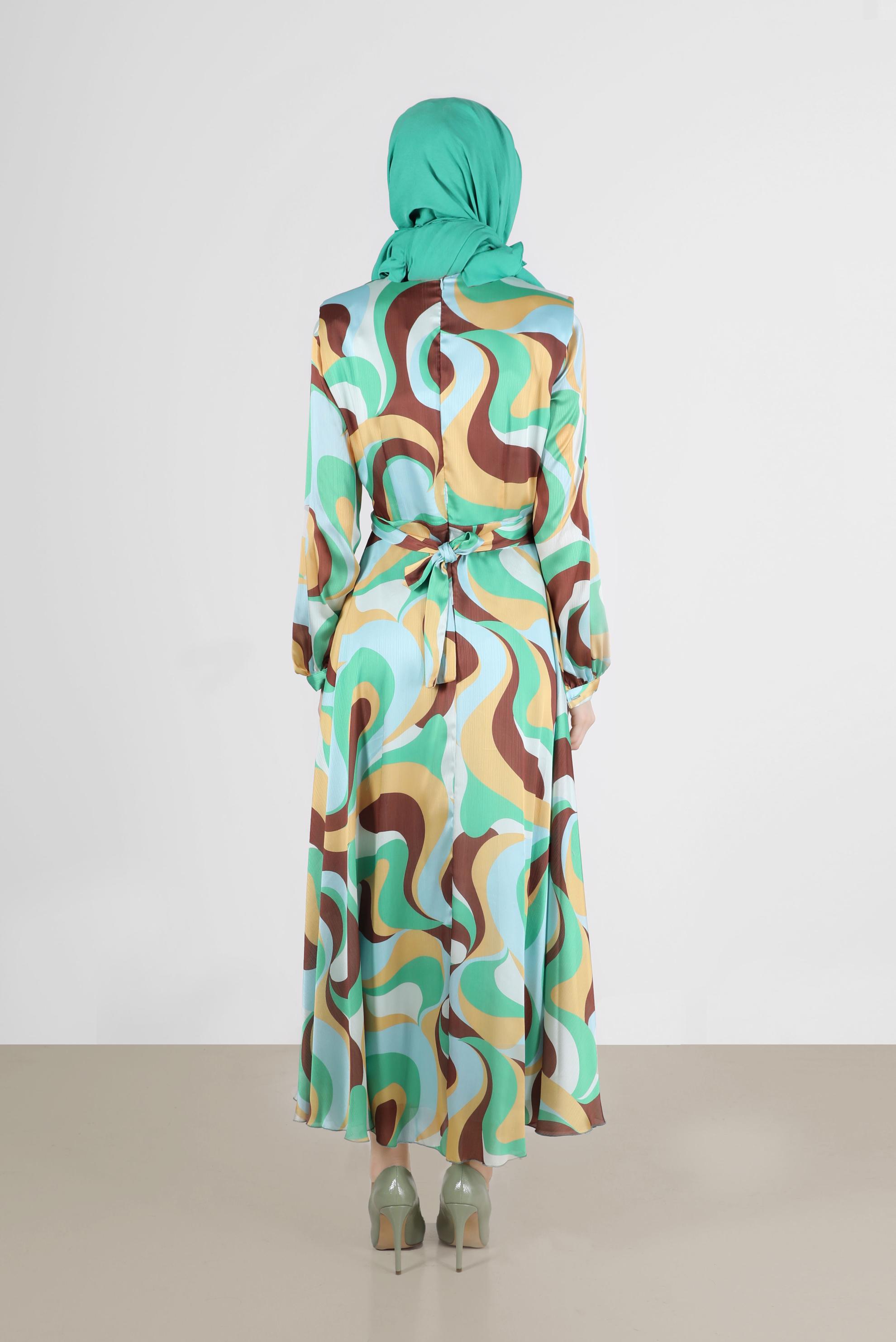 Tesettür giyim YEŞİL ÖNÜ BAĞLAMA DETAYLI DESENLİ SATEN ELBİSE 42713 