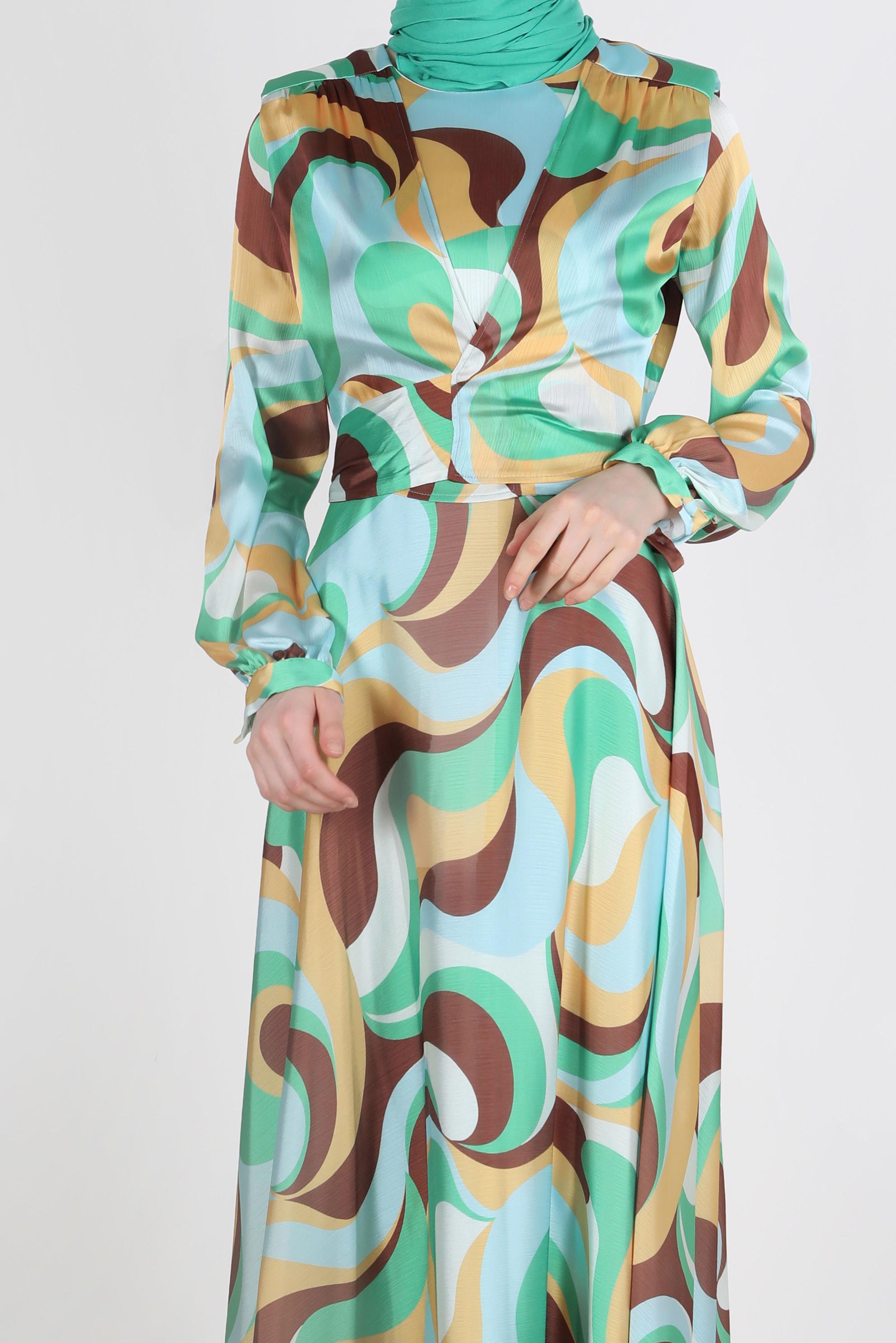 Tesettür giyim YEŞİL ÖNÜ BAĞLAMA DETAYLI DESENLİ SATEN ELBİSE 42713 