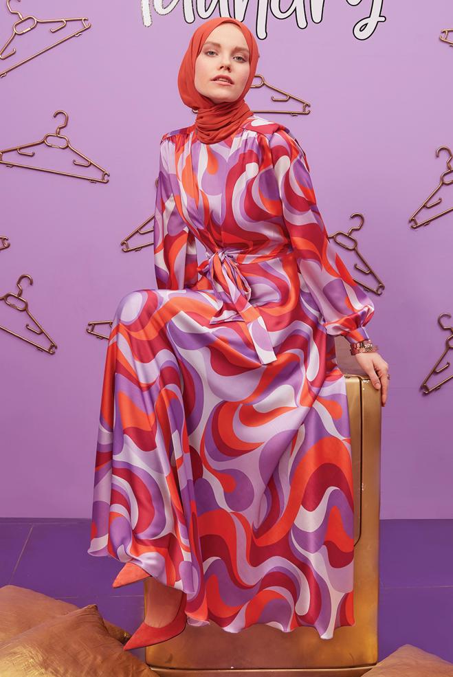 Tesettür giyim  ÖNÜ BAĞLAMA DETAYLI DESENLİ SATEN ELBİSE 42713  - ALVİNA