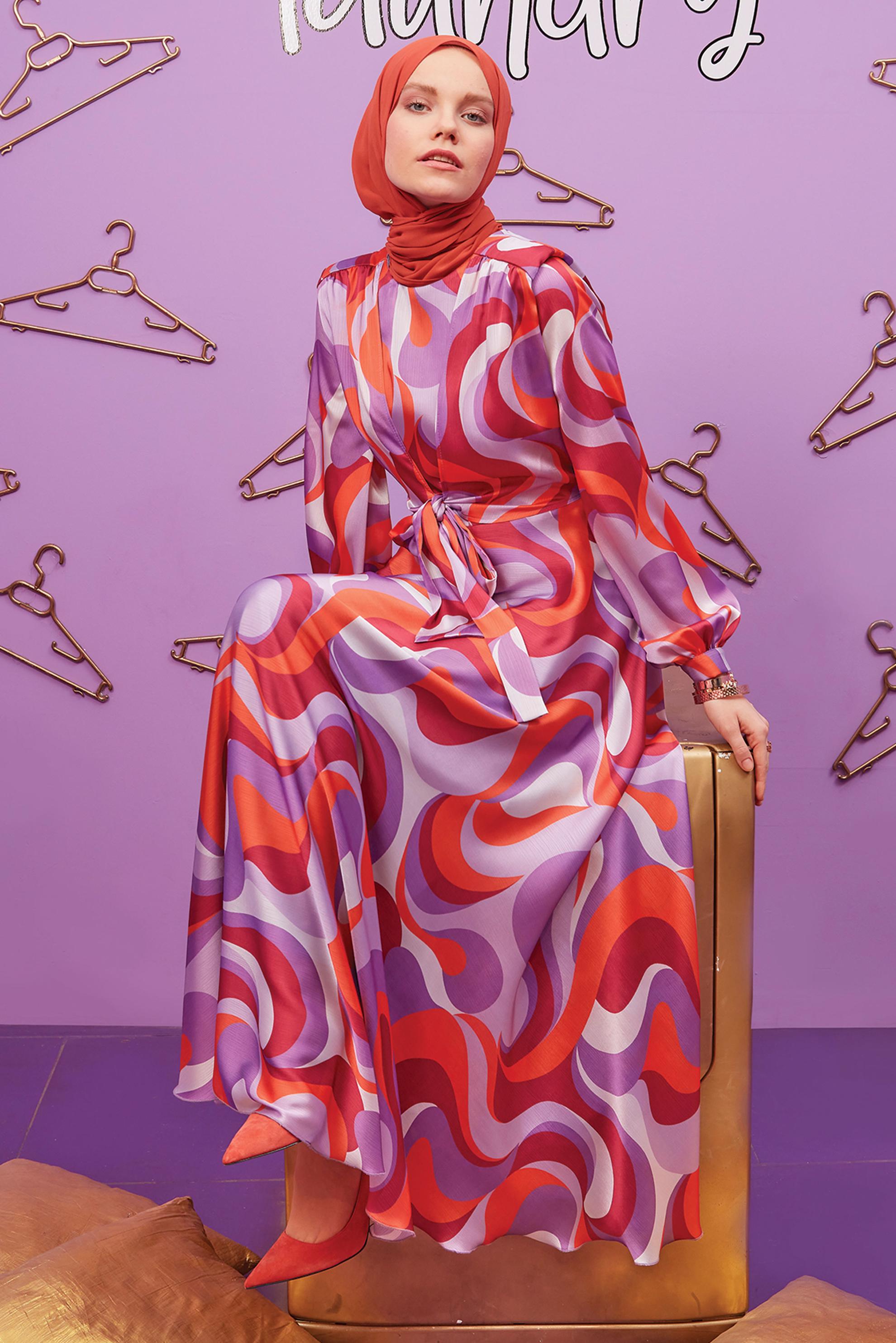 Tesettür giyim MOR ÖNÜ BAĞLAMA DETAYLI DESENLİ SATEN ELBİSE 42713 