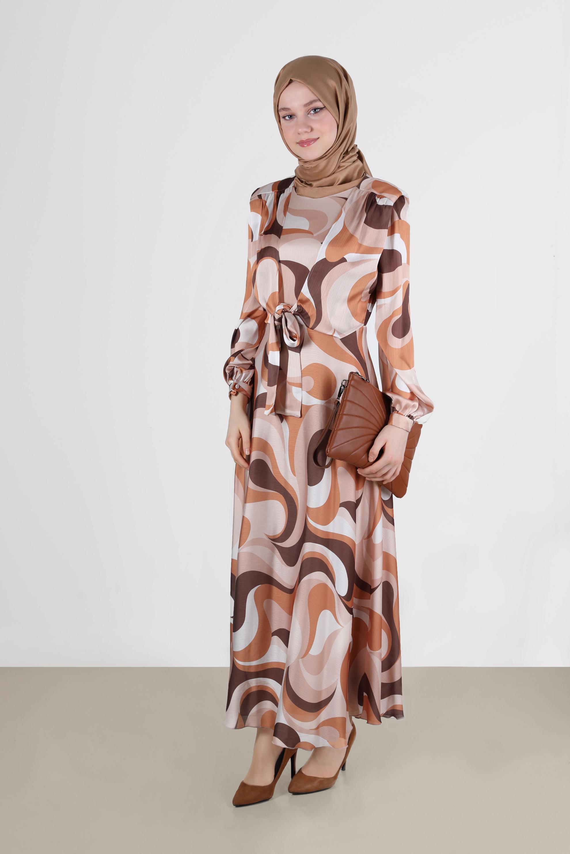 Tesettür giyim TABA ÖNÜ BAĞLAMA DETAYLI DESENLİ SATEN ELBİSE 42713 