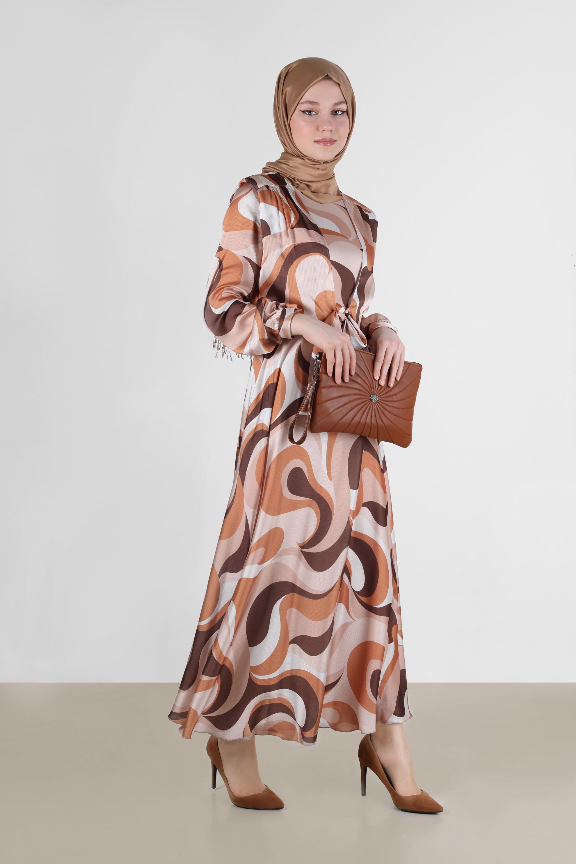 Tesettür giyim TABA ÖNÜ BAĞLAMA DETAYLI DESENLİ SATEN ELBİSE 42713 