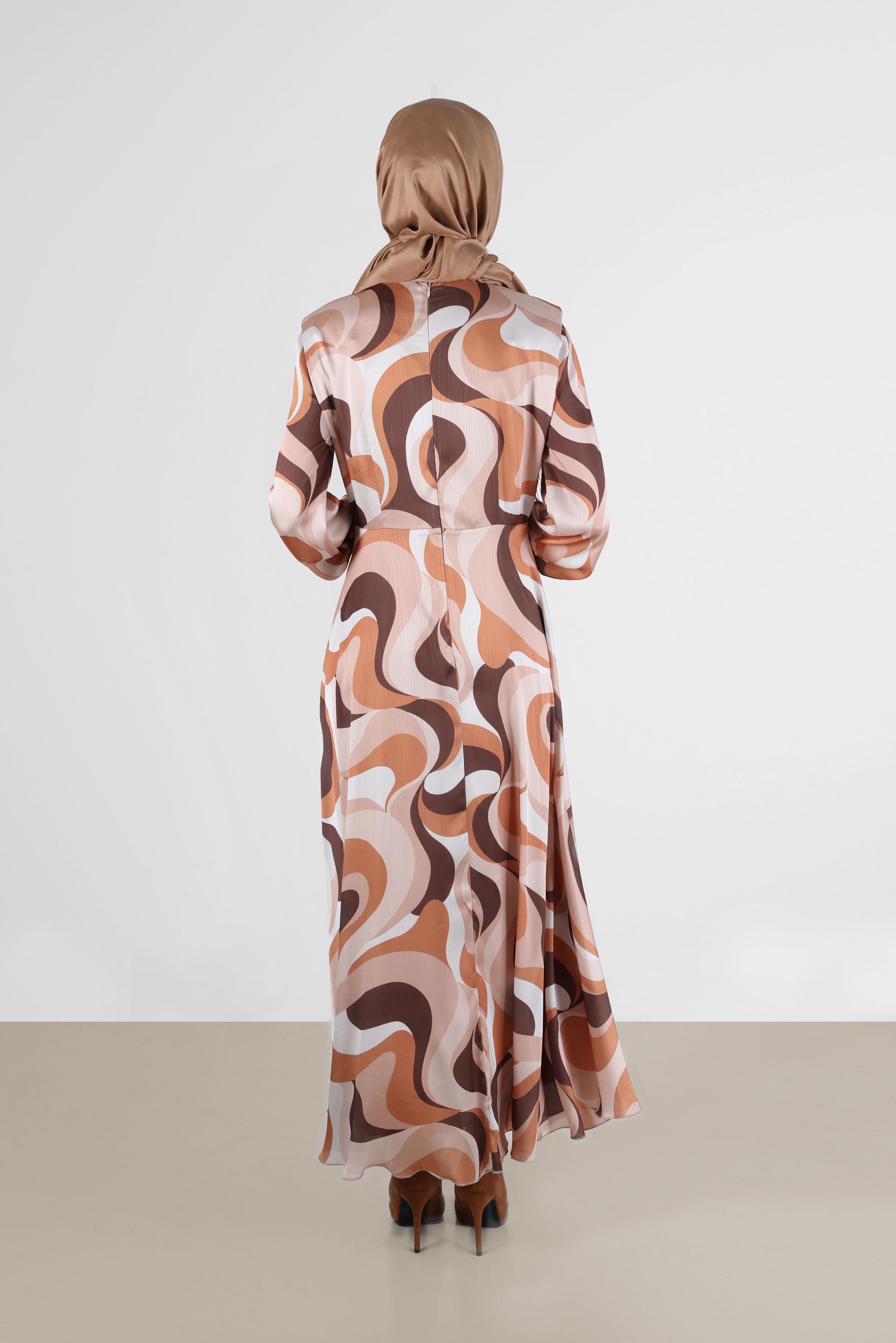 Tesettür giyim TABA ÖNÜ BAĞLAMA DETAYLI DESENLİ SATEN ELBİSE 42713 