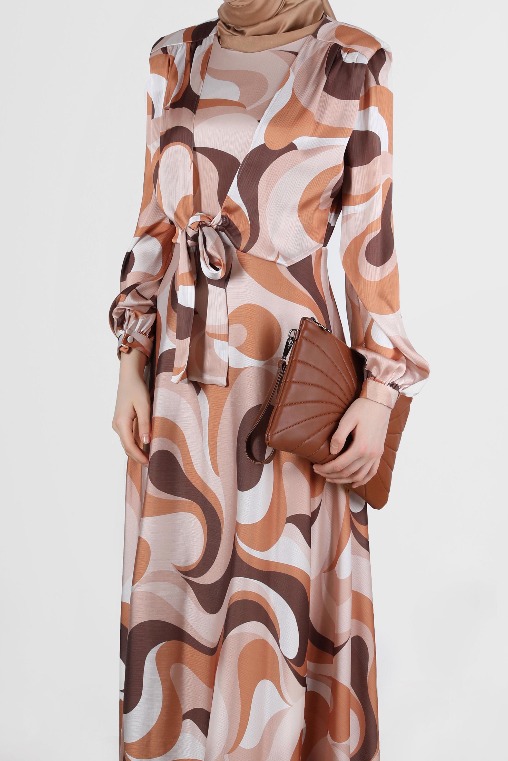 Tesettür giyim TABA ÖNÜ BAĞLAMA DETAYLI DESENLİ SATEN ELBİSE 42713 