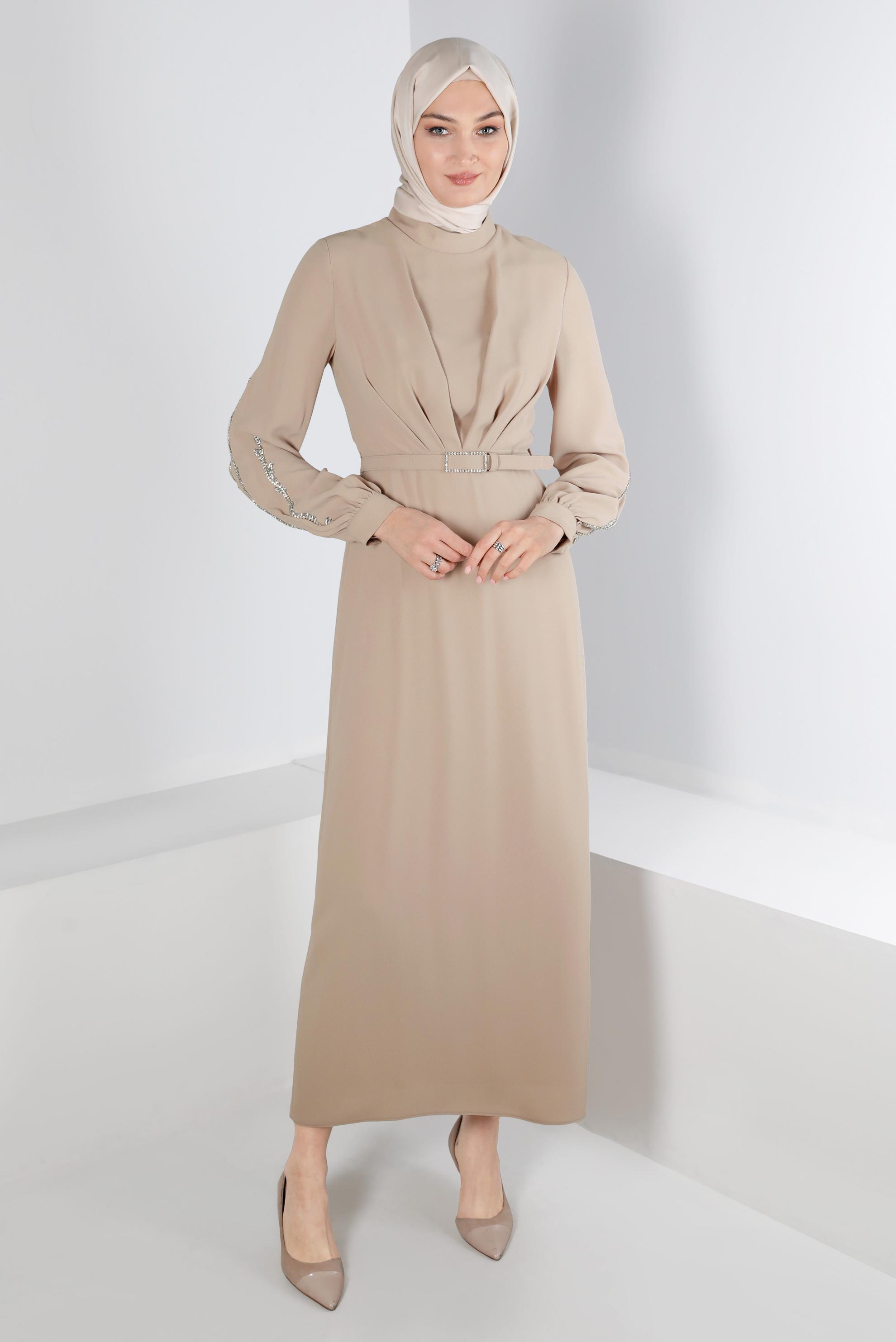 Tesettür giyim BEJ KOLLARI TAŞ DETAYLI KREP ELBİSE 42714