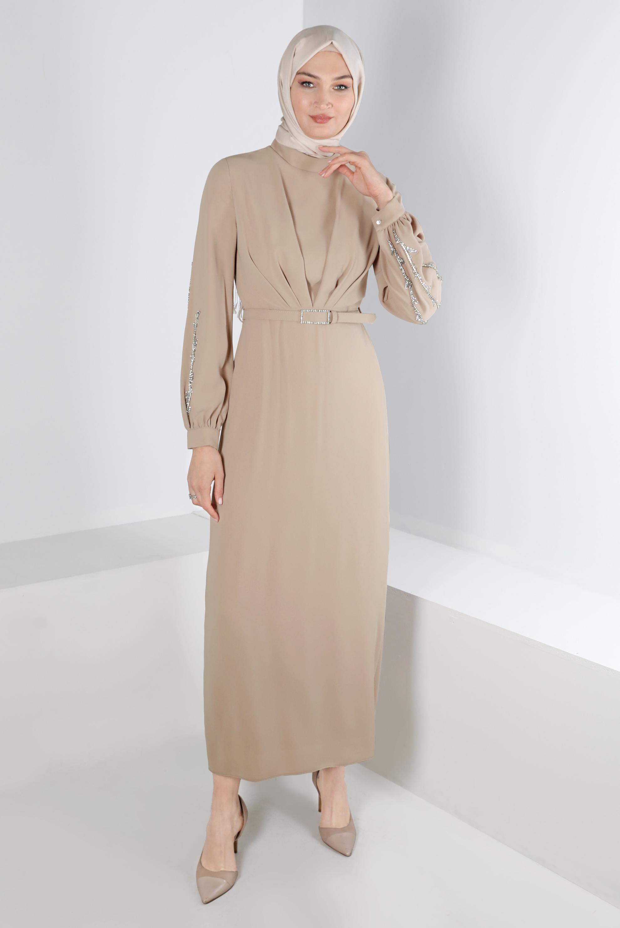 Tesettür giyim BEJ KOLLARI TAŞ DETAYLI KREP ELBİSE 42714