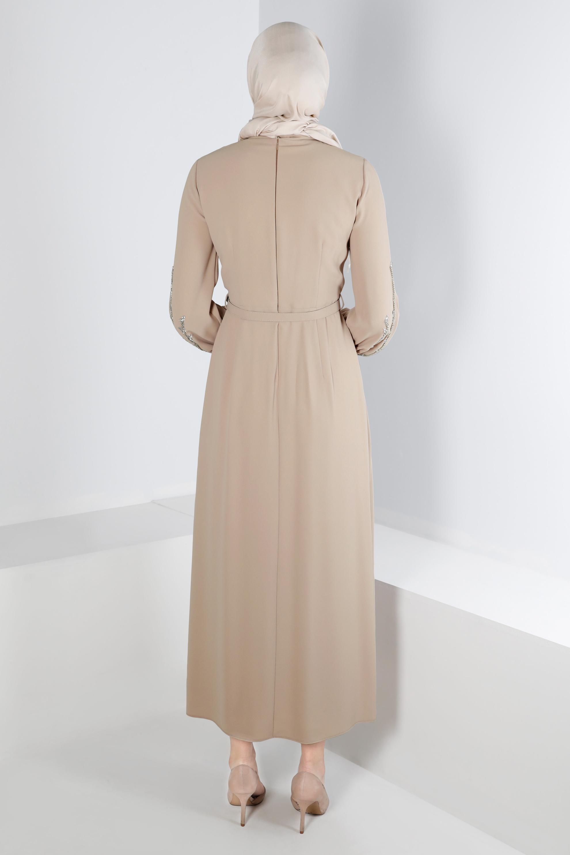 Tesettür giyim BEJ KOLLARI TAŞ DETAYLI KREP ELBİSE 42714