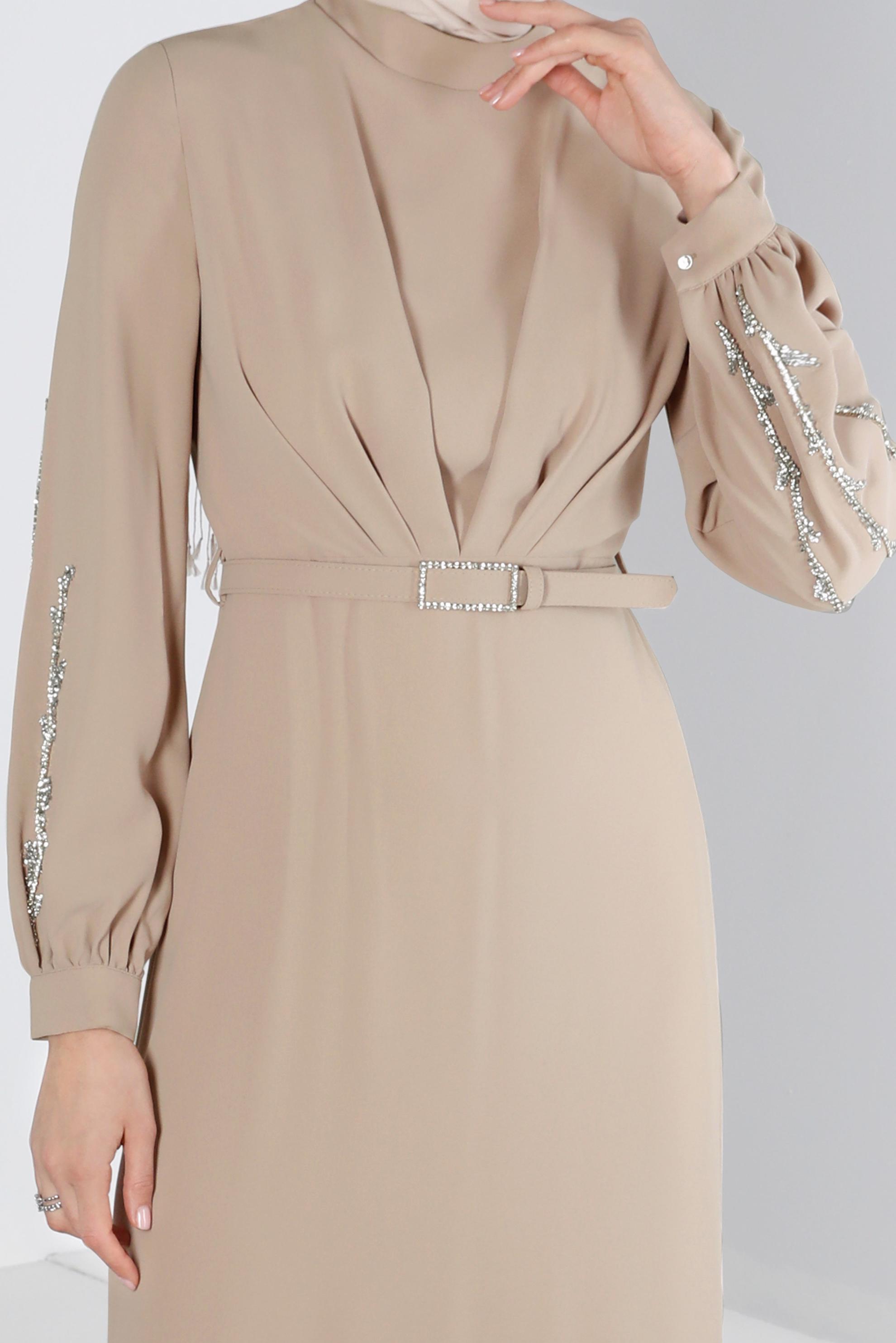 Tesettür giyim BEJ KOLLARI TAŞ DETAYLI KREP ELBİSE 42714