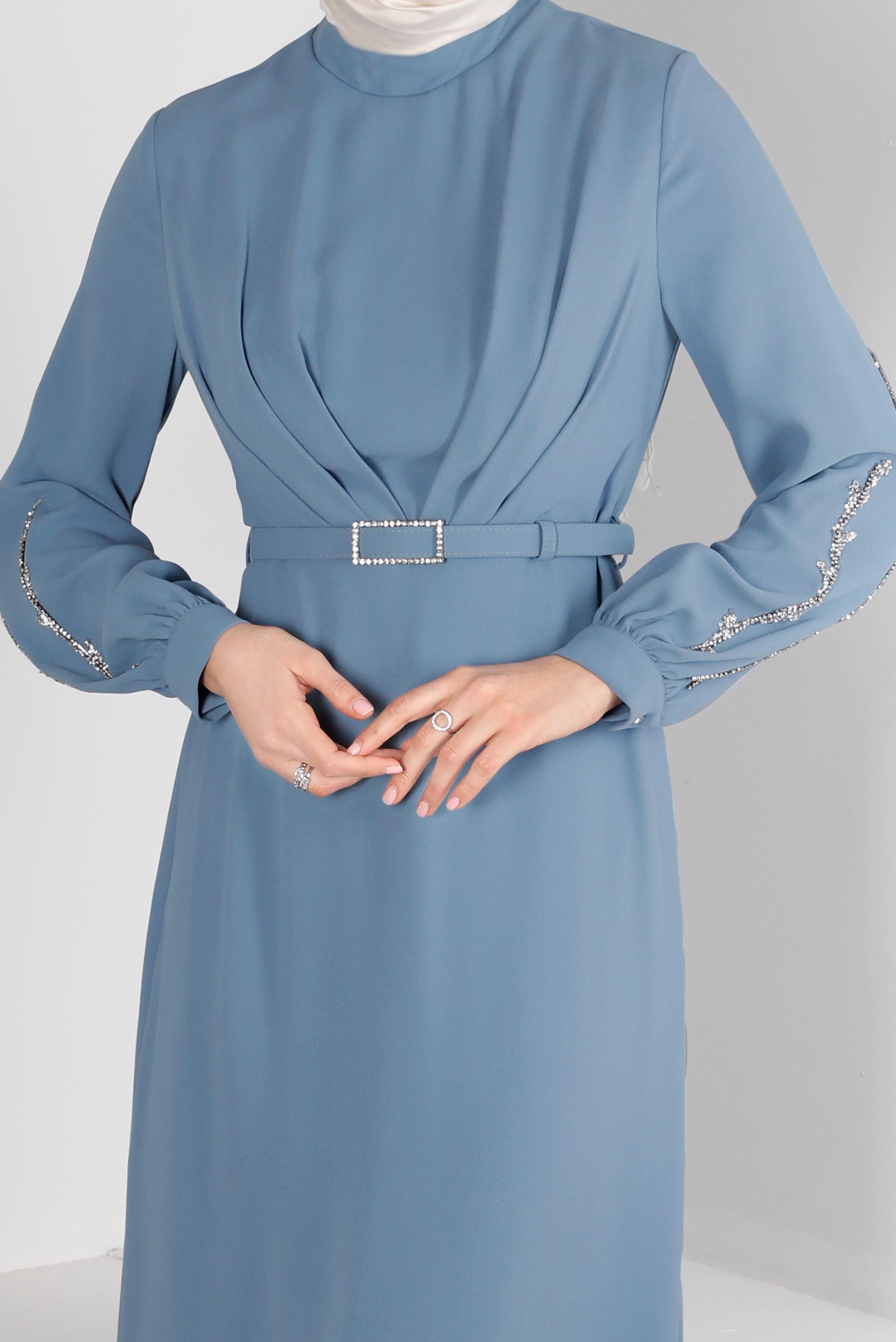 Tesettür giyim MAVİ KOLLARI TAŞ DETAYLI KREP ELBİSE 42714