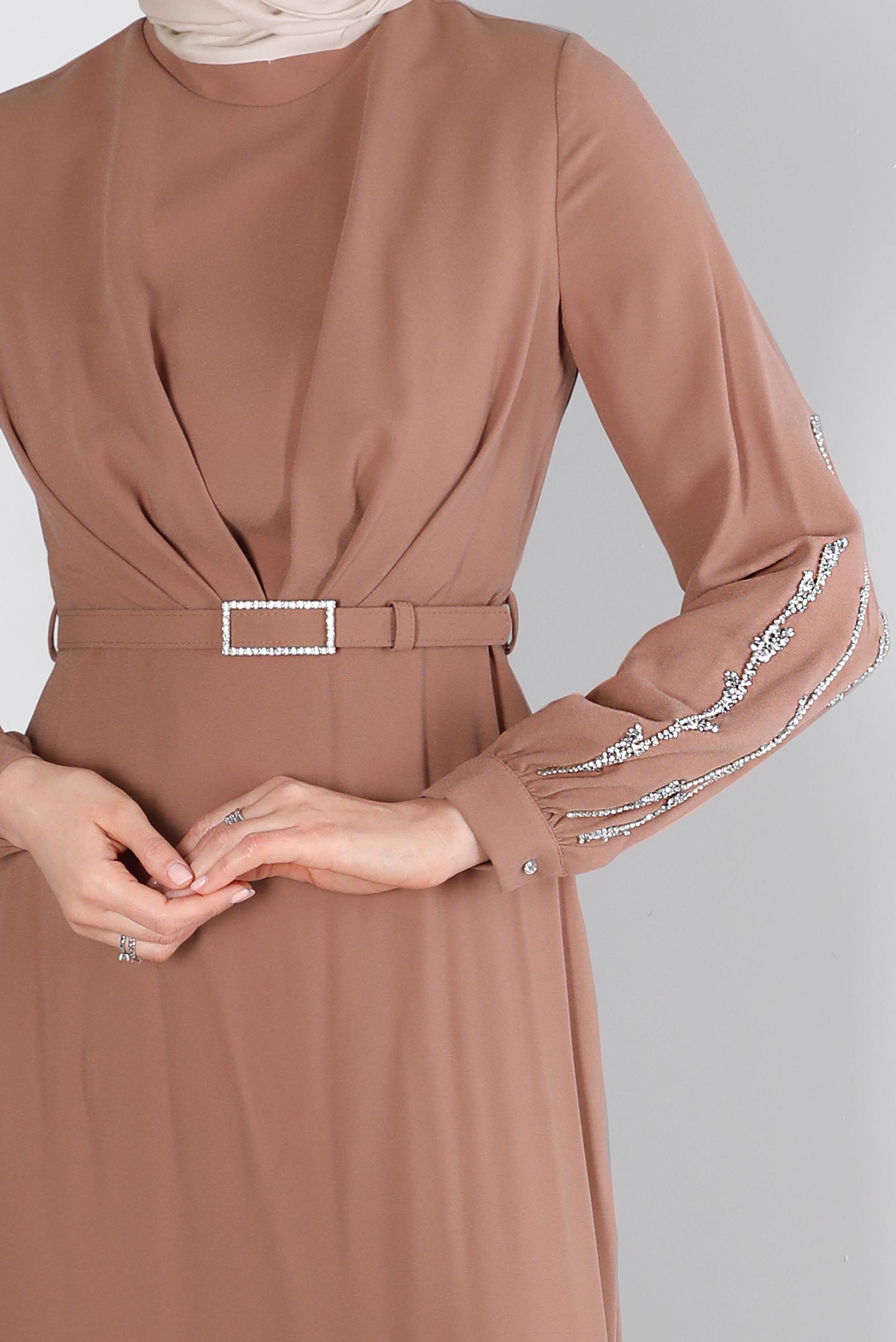 Tesettür giyim KAHVE KOLLARI TAŞ DETAYLI KREP ELBİSE 42714