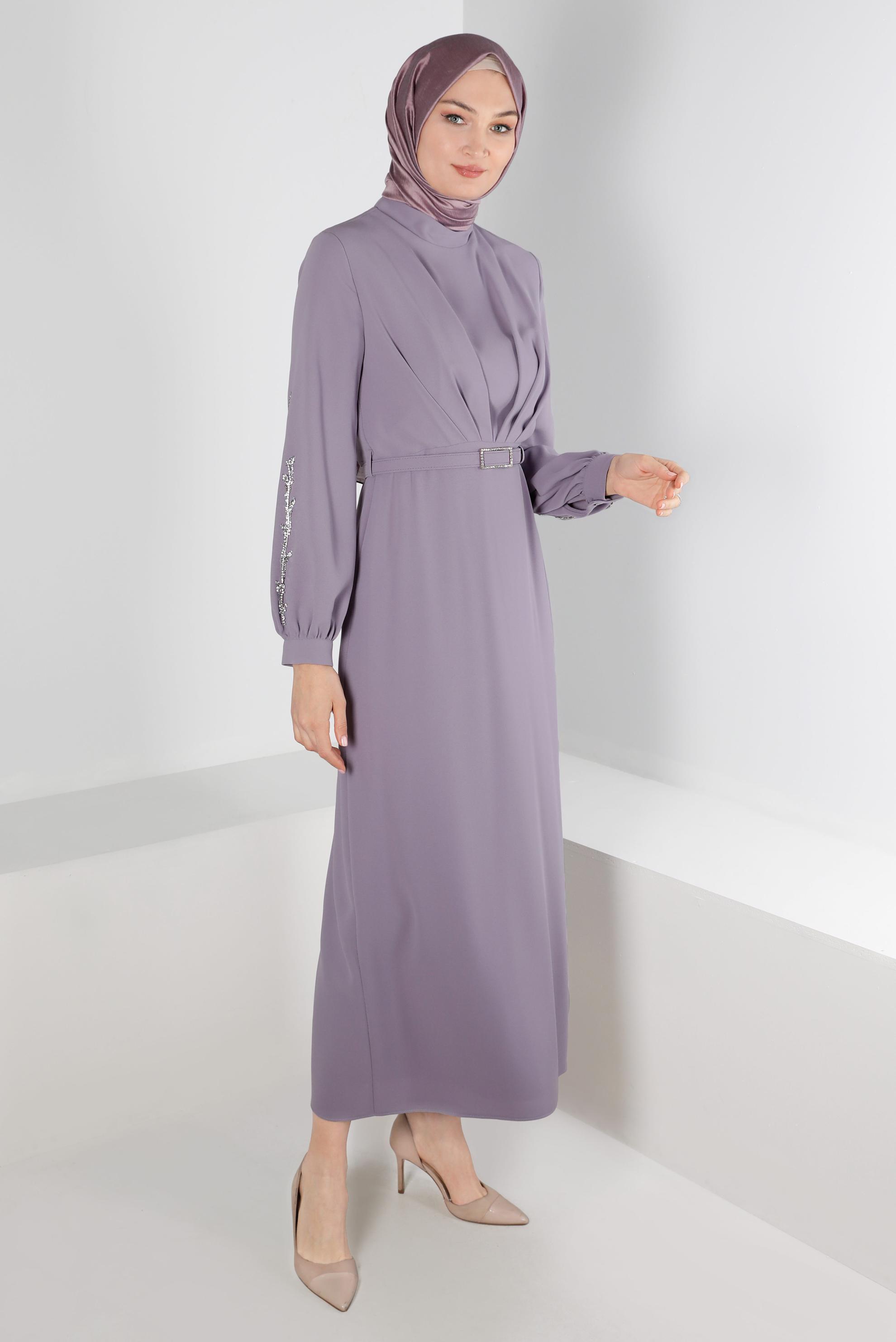 Tesettür giyim MOR KOLLARI TAŞ DETAYLI KREP ELBİSE 42714