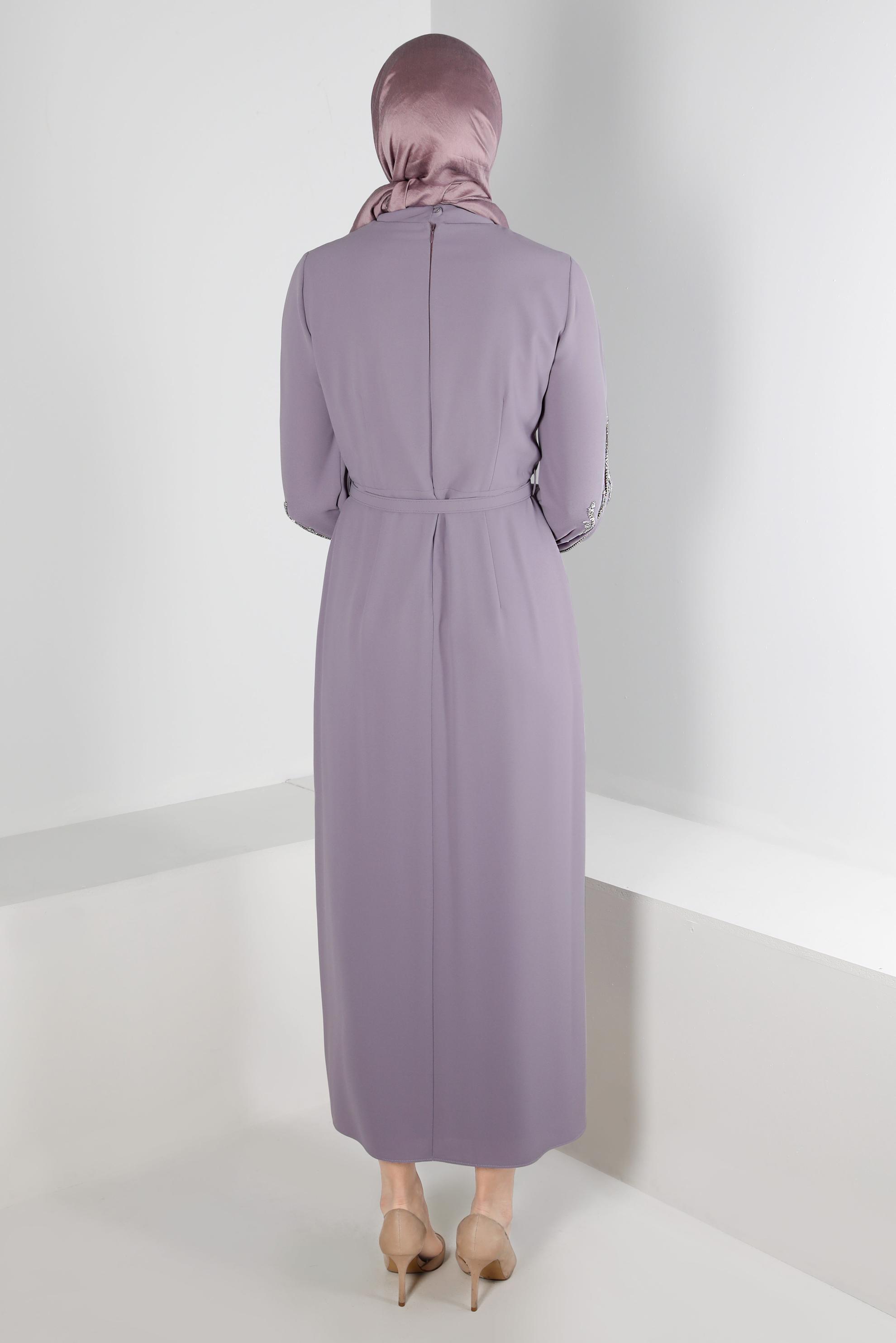 Tesettür giyim MOR KOLLARI TAŞ DETAYLI KREP ELBİSE 42714