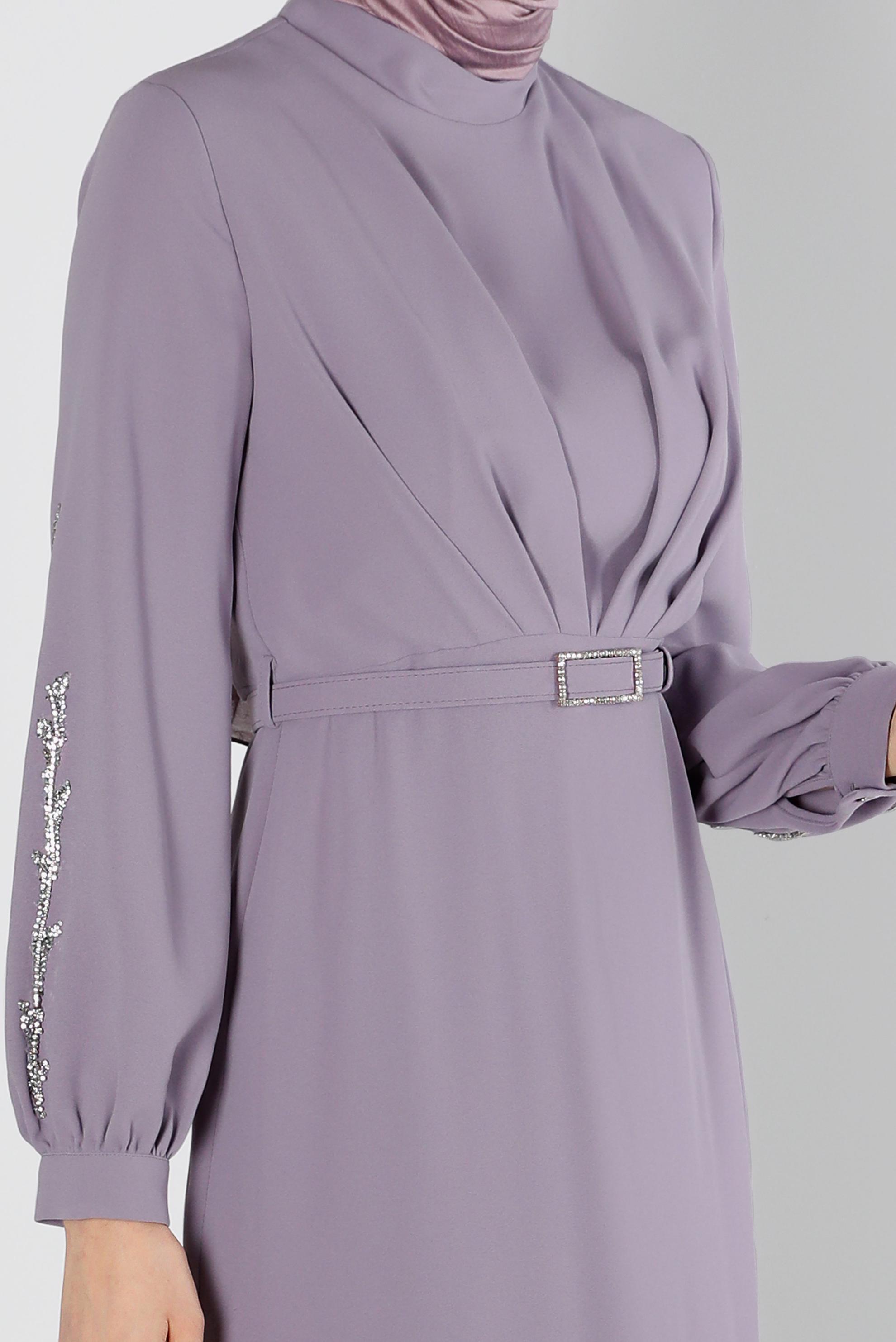 Tesettür giyim MOR KOLLARI TAŞ DETAYLI KREP ELBİSE 42714