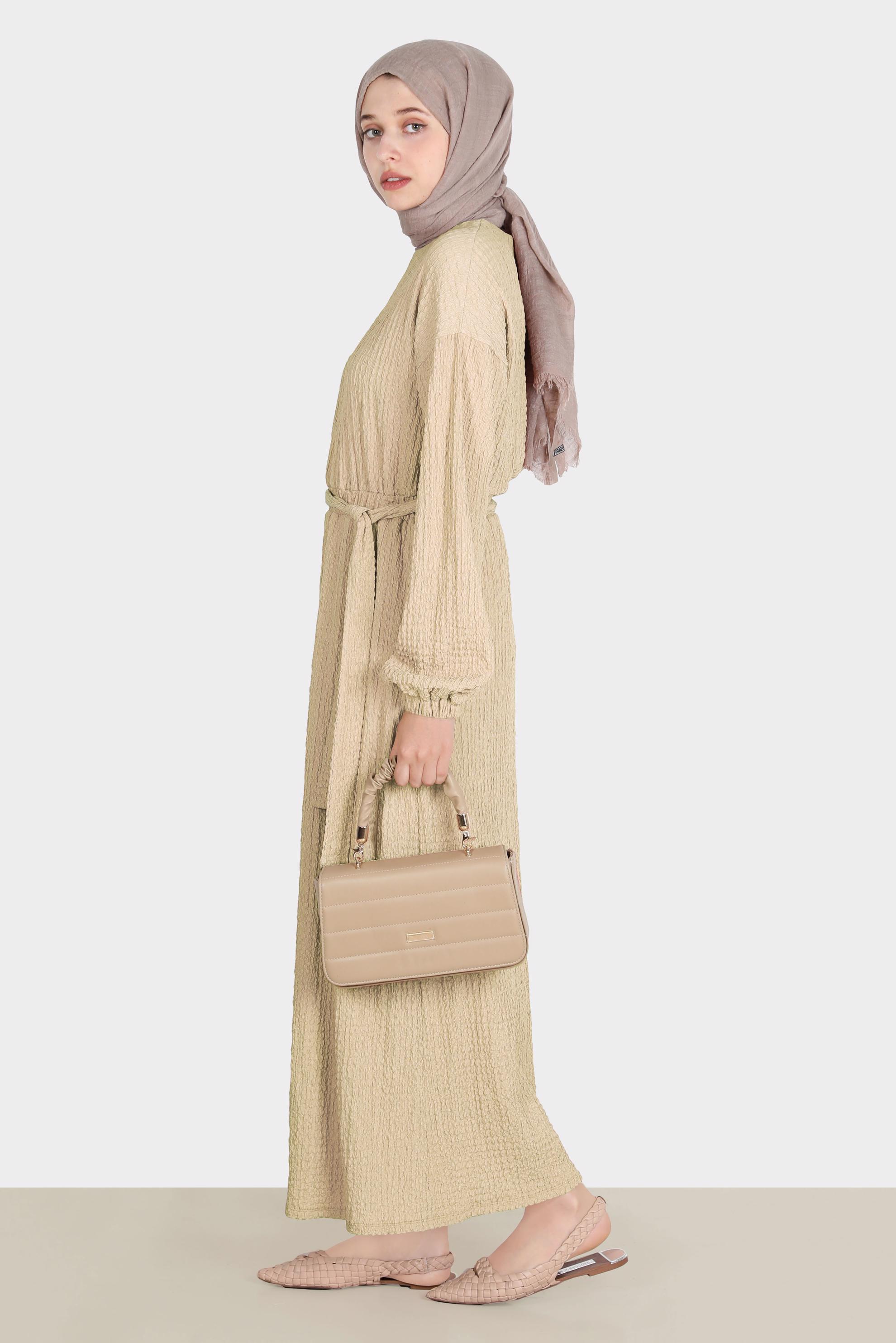 Tesettür giyim KAHVE WAFFLE EFEKTLİ KUŞAKLI ELBİSE 42719 