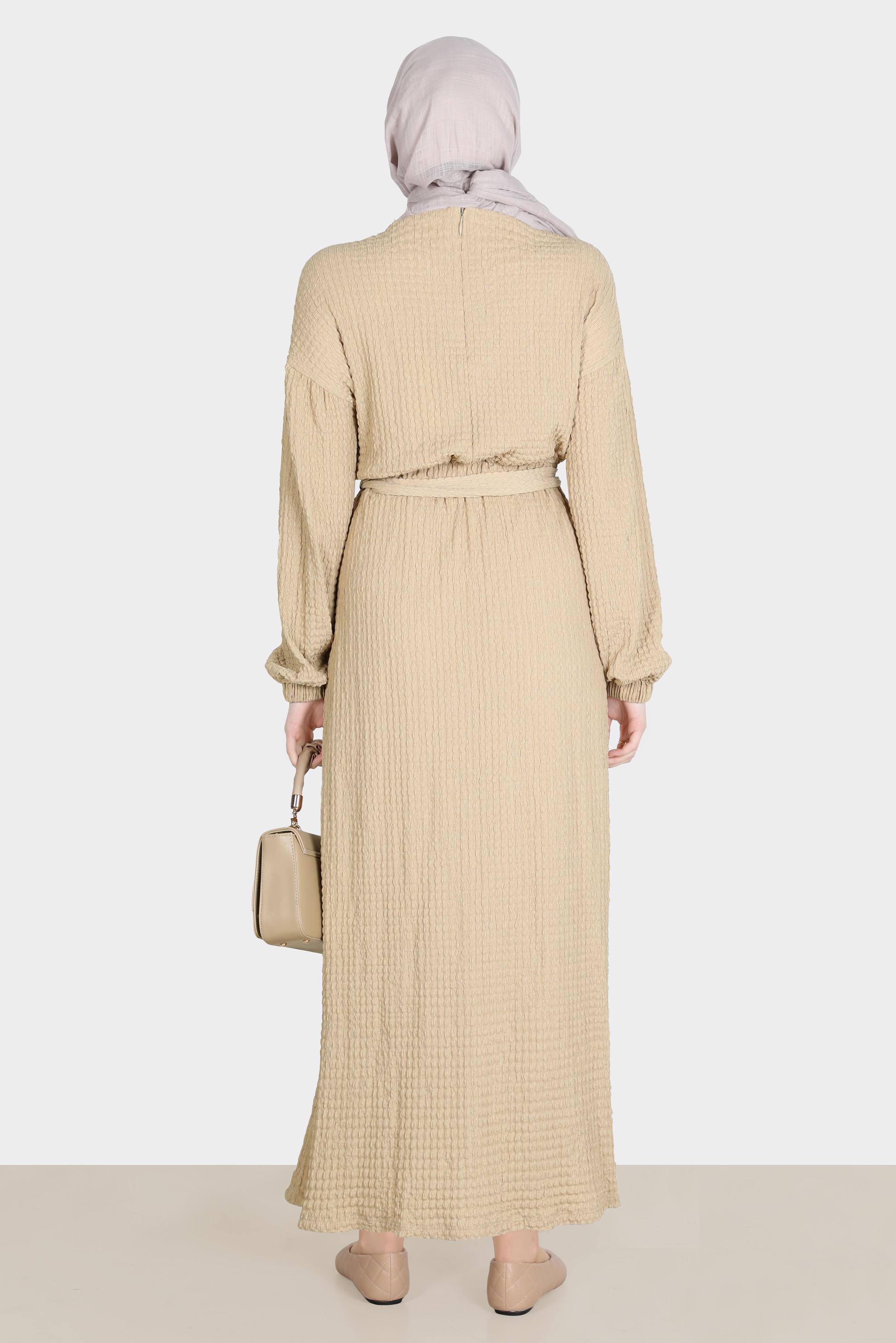 Tesettür giyim KAHVE WAFFLE EFEKTLİ KUŞAKLI ELBİSE 42719 