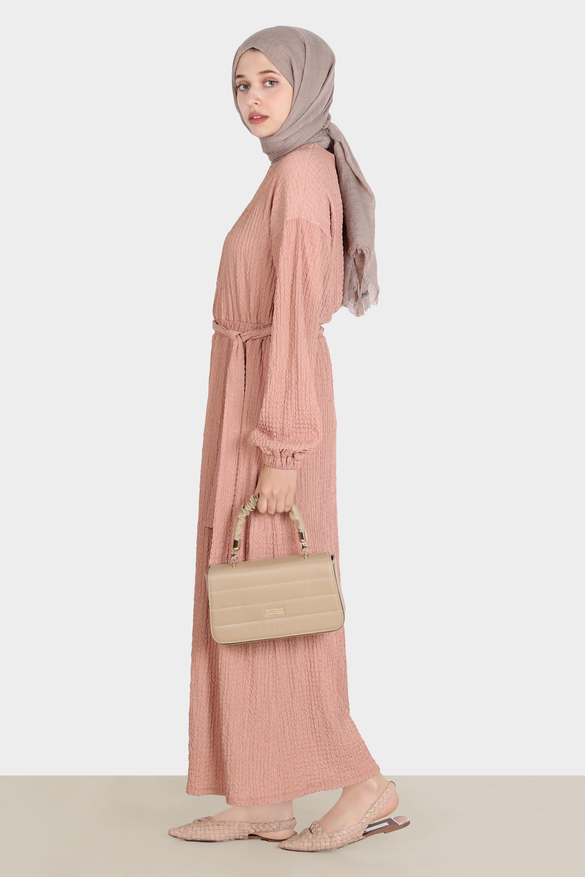 Tesettür giyim PUDRA WAFFLE EFEKTLİ KUŞAKLI ELBİSE 42719 