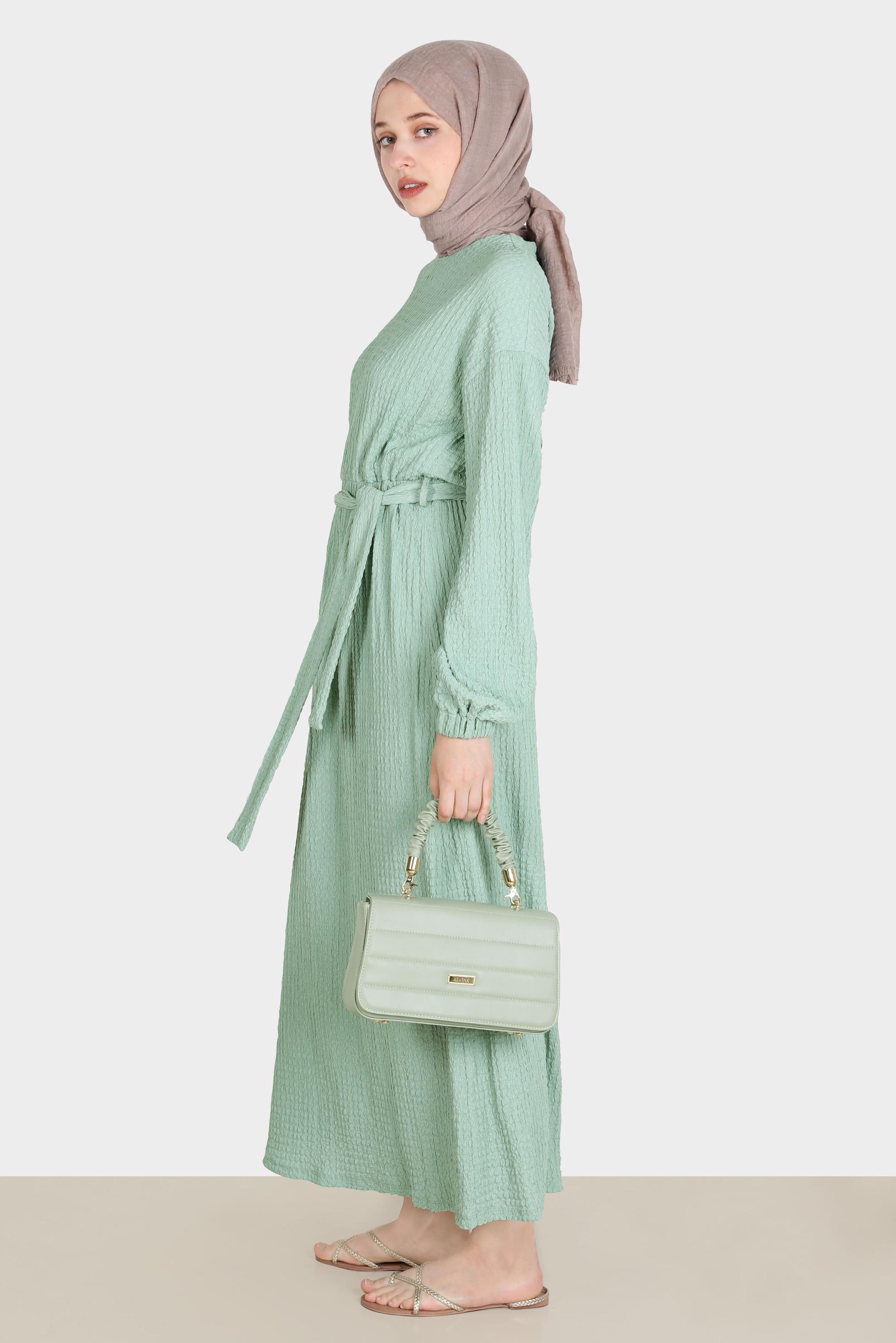 Tesettür giyim YEŞİL WAFFLE EFEKTLİ KUŞAKLI ELBİSE 42719 