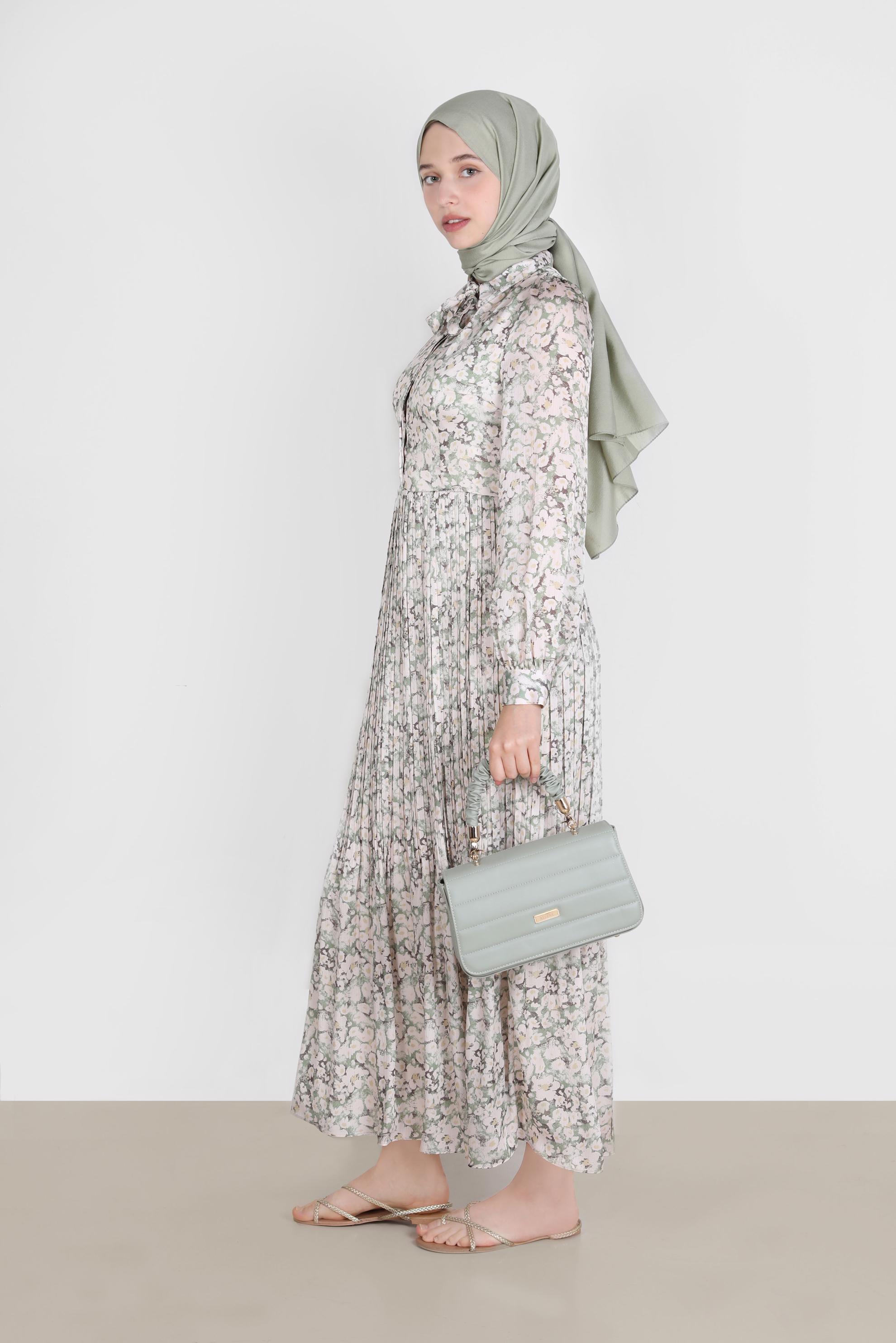 Tesettür giyim YEŞİL ETEĞİ PİLELİ DESENLİ SATEN ELBİSE 42724 