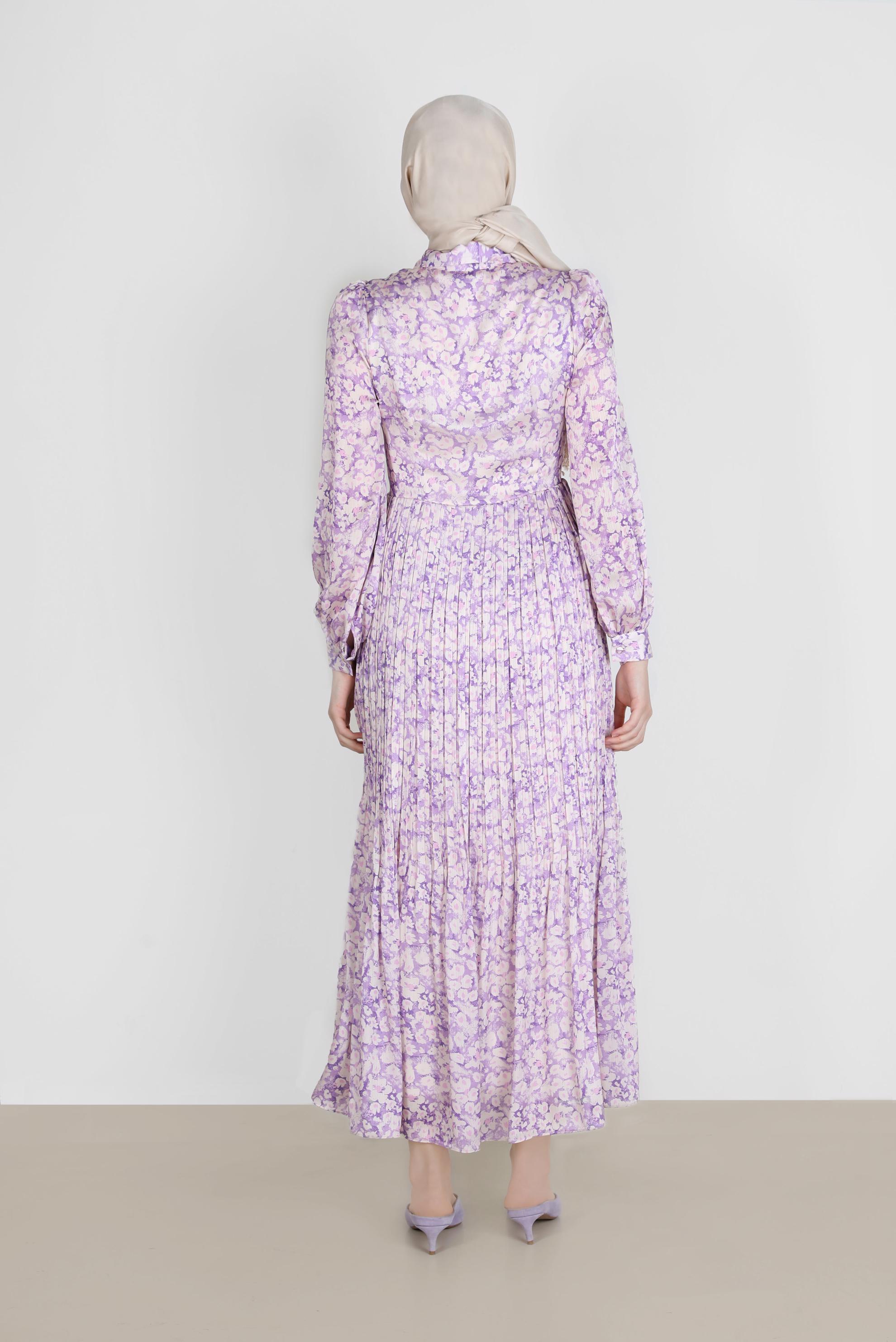 Tesettür giyim MOR ETEĞİ PİLELİ DESENLİ SATEN ELBİSE 42724 