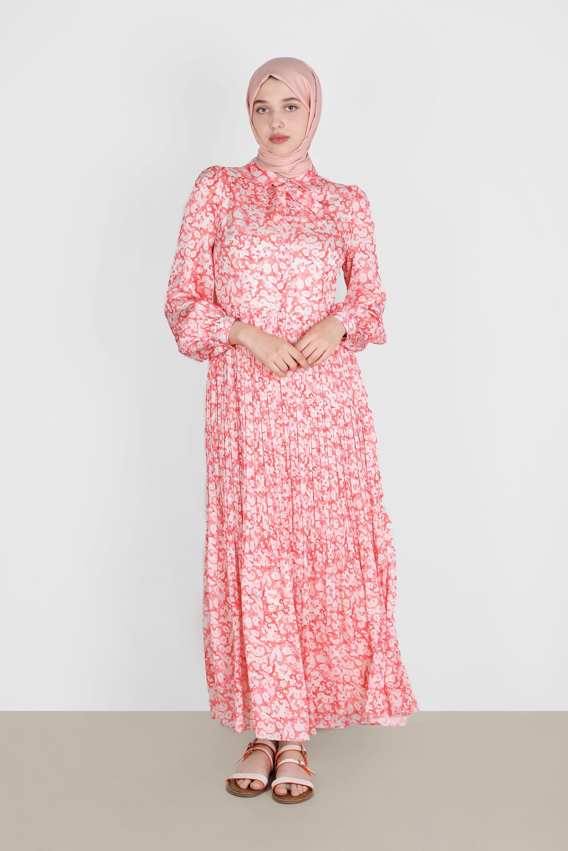 Tesettür giyim KIRMIZI ETEĞİ PİLELİ DESENLİ SATEN ELBİSE 42724 