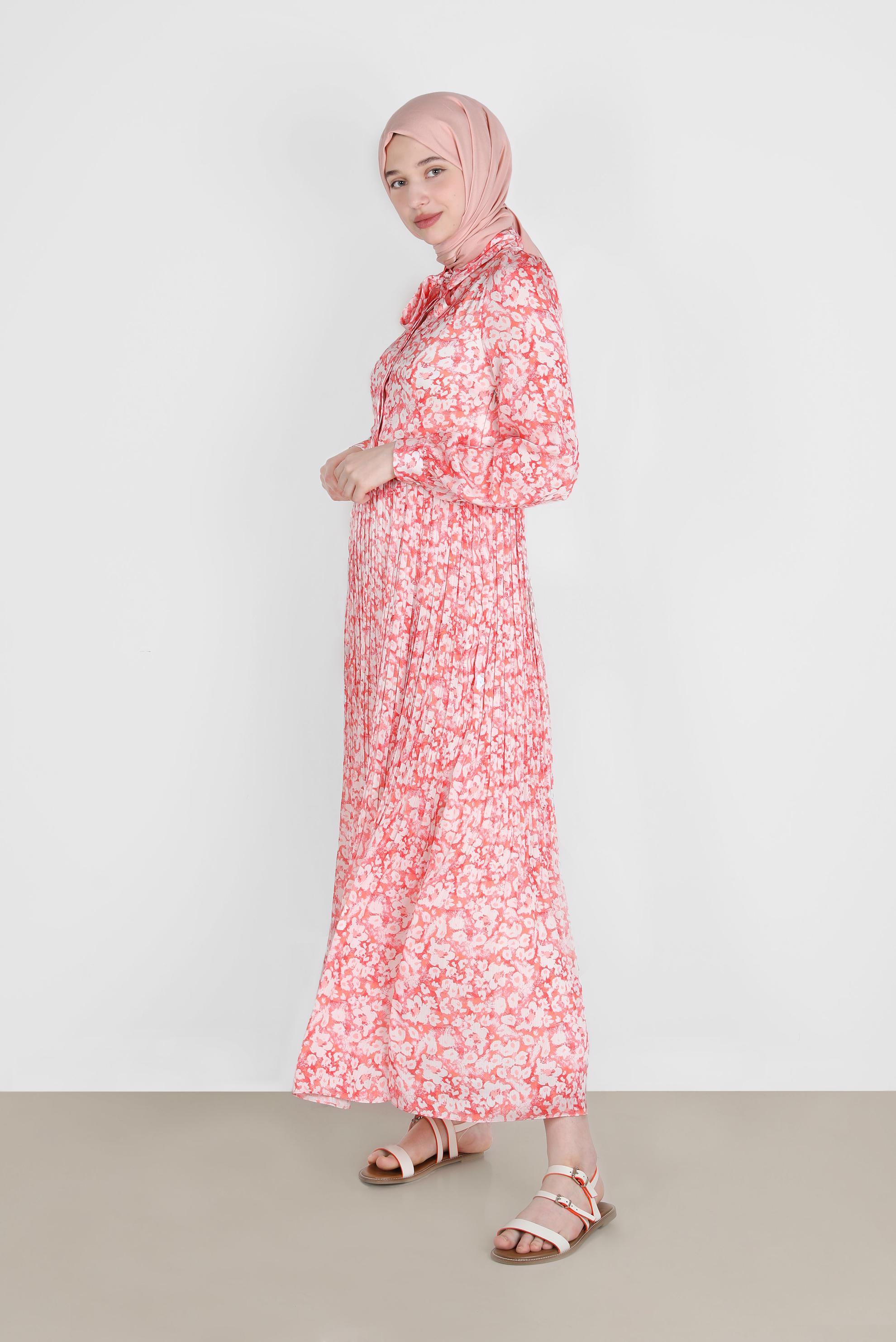 Tesettür giyim KIRMIZI ETEĞİ PİLELİ DESENLİ SATEN ELBİSE 42724 