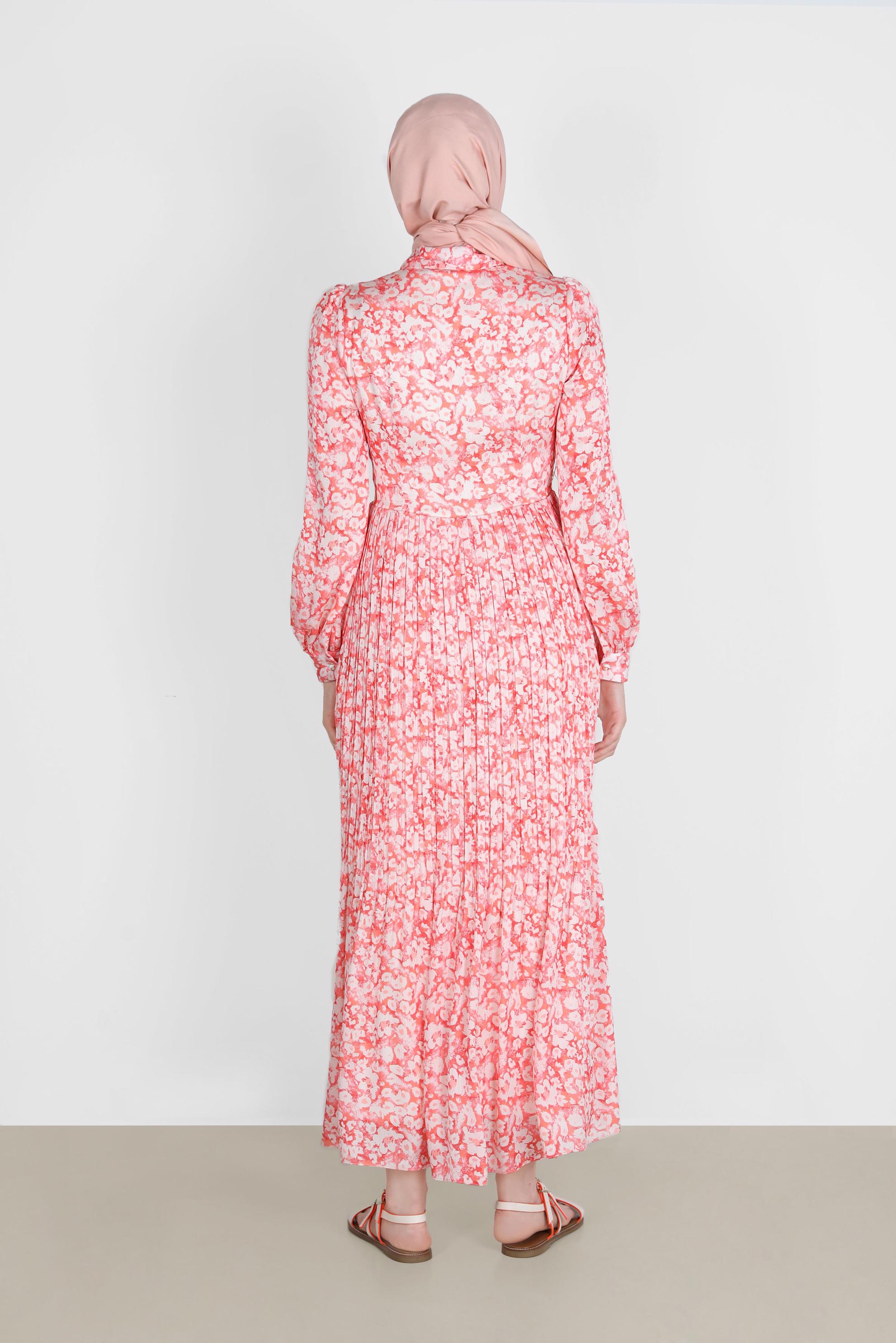 Tesettür giyim KIRMIZI ETEĞİ PİLELİ DESENLİ SATEN ELBİSE 42724 