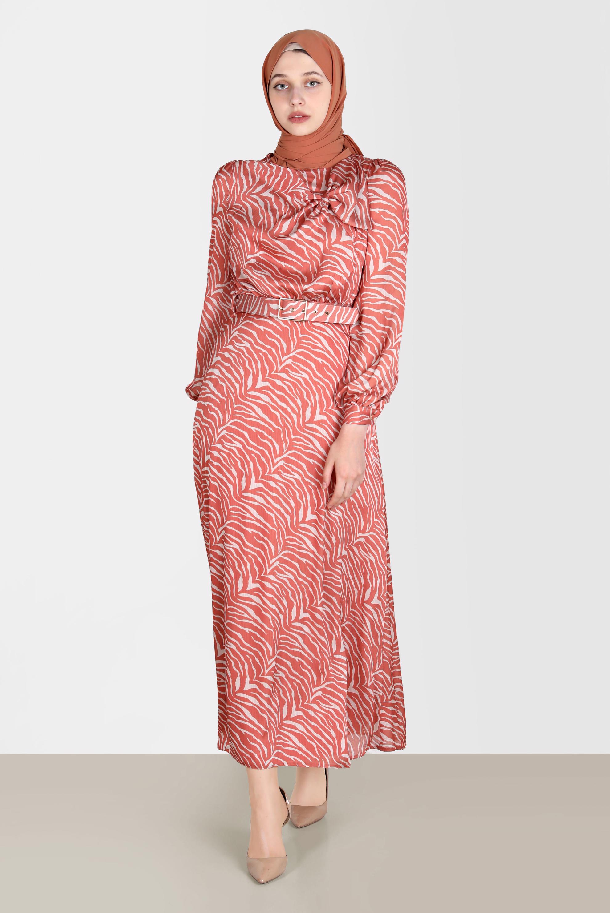 Tesettür giyim TABA FİYONK DETAYLI DESENLİ ELBİSE 42726 