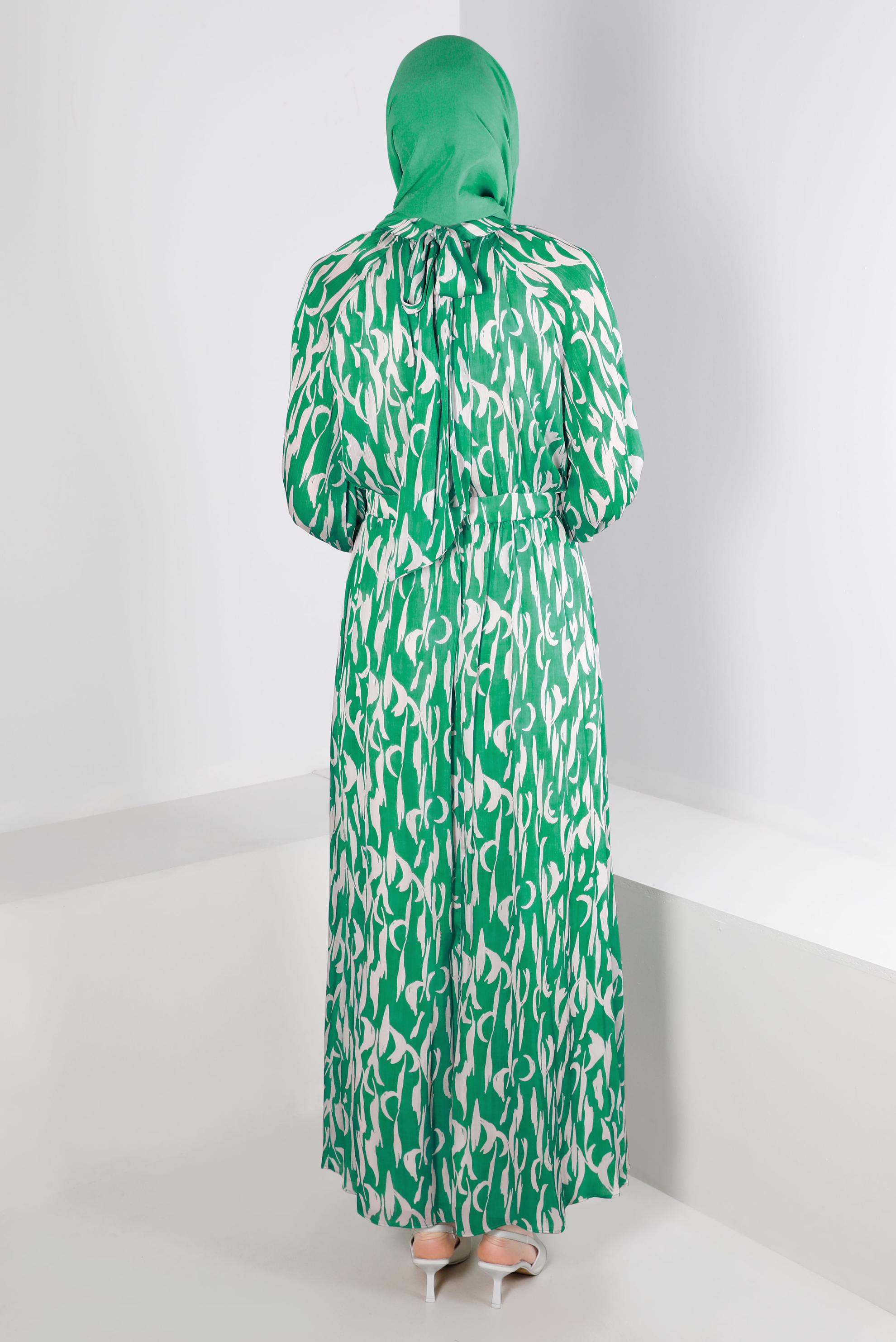 Tesettür giyim YEŞİL BAĞLAMA DETAYLI DESENLİ SATEN ELBİSE 42728 