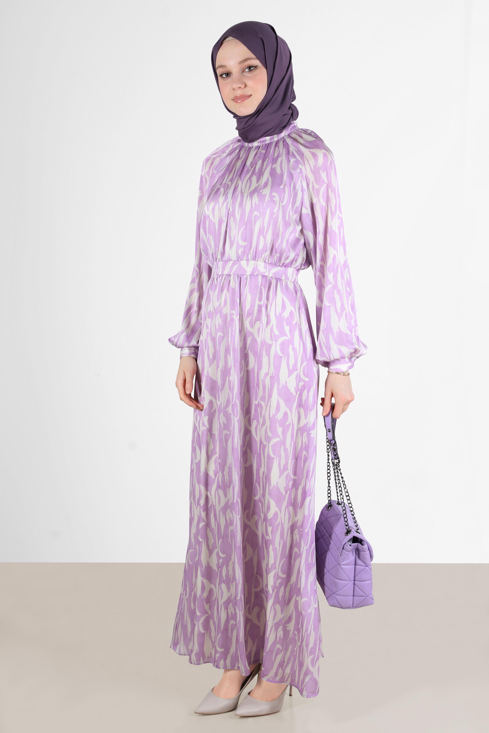 Tesettür giyim MOR BAĞLAMA DETAYLI DESENLİ SATEN ELBİSE 42728 