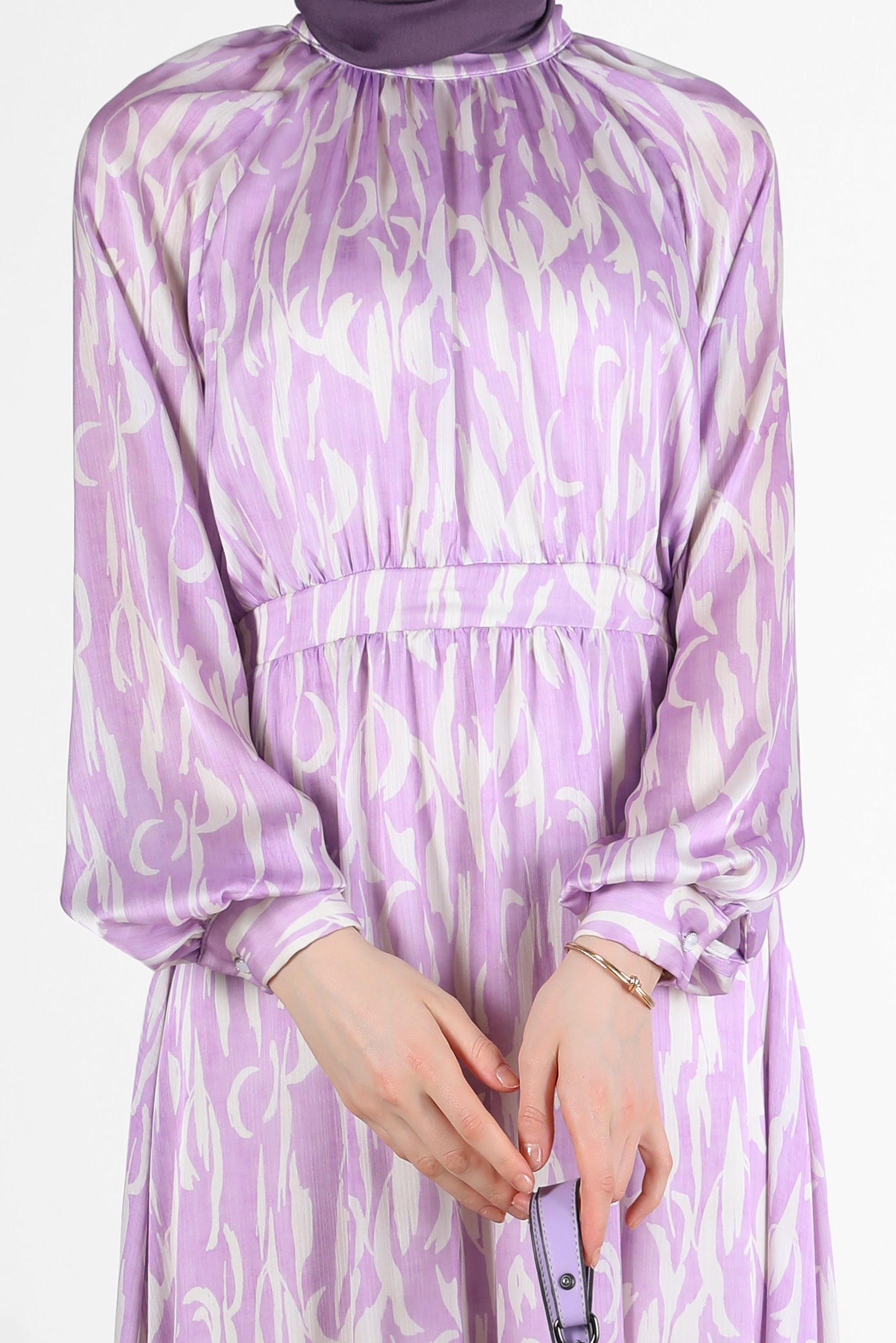 Tesettür giyim MOR BAĞLAMA DETAYLI DESENLİ SATEN ELBİSE 42728 