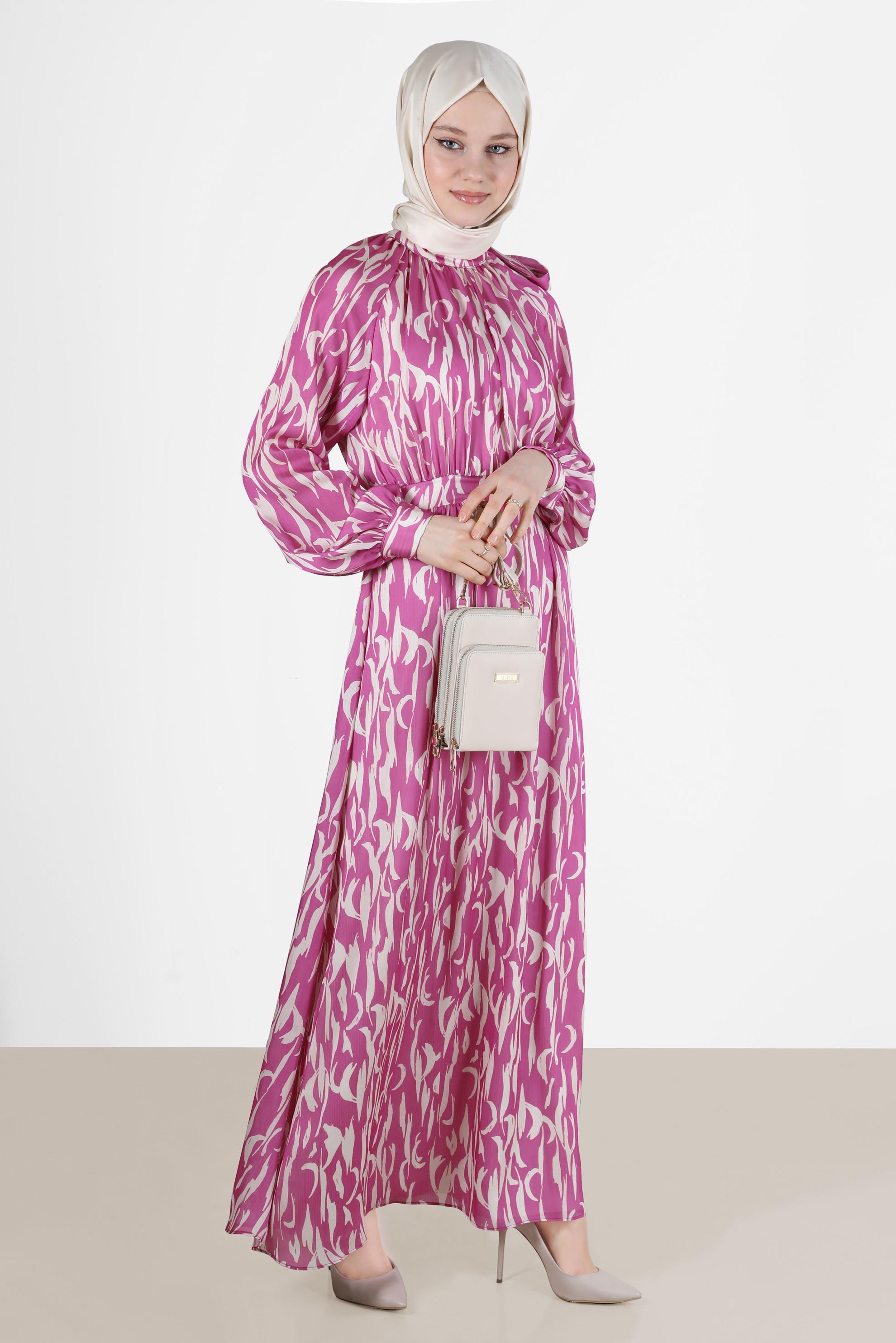 Tesettür giyim FUŞYA BAĞLAMA DETAYLI DESENLİ SATEN ELBİSE 42728 