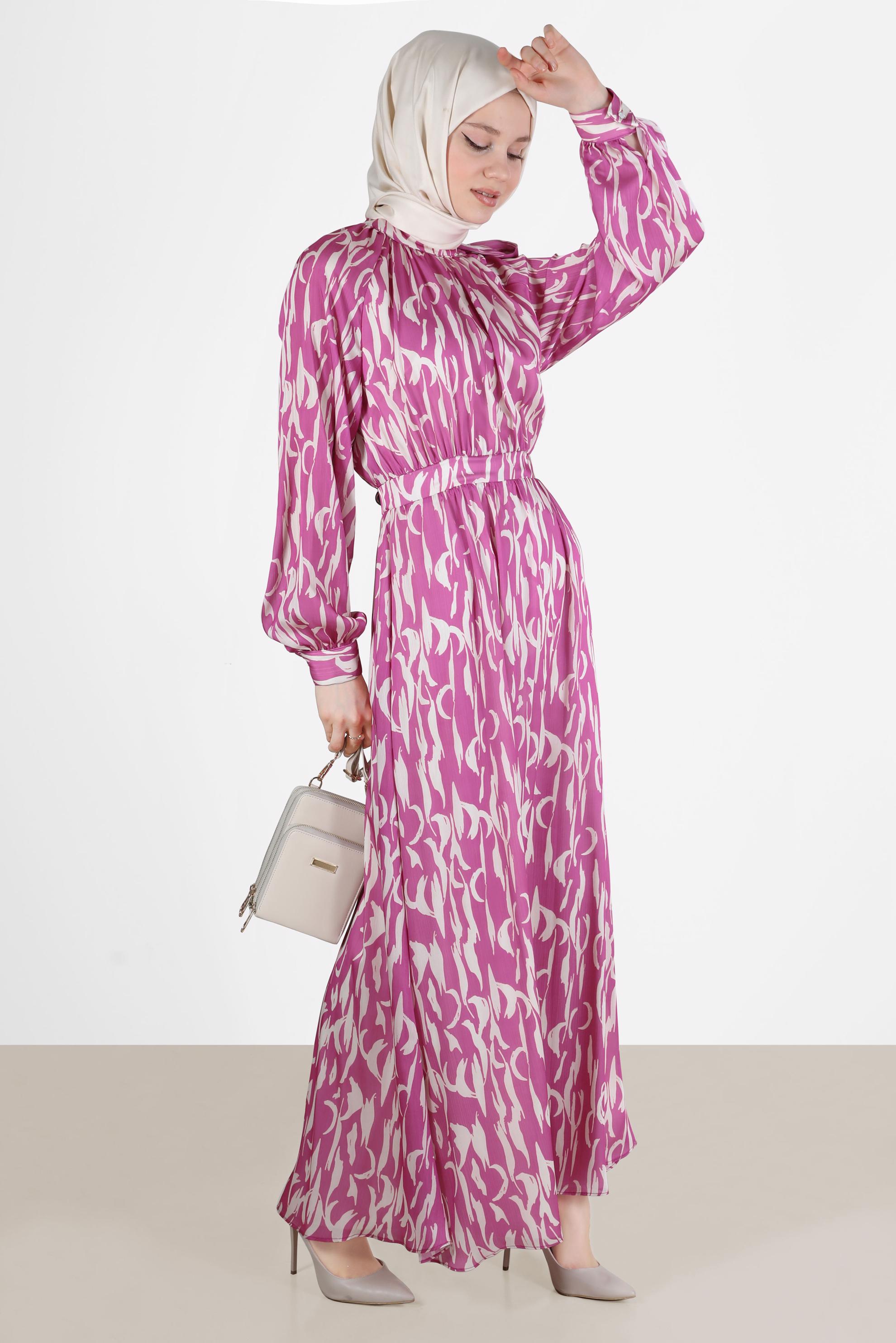 Tesettür giyim FUŞYA BAĞLAMA DETAYLI DESENLİ SATEN ELBİSE 42728 