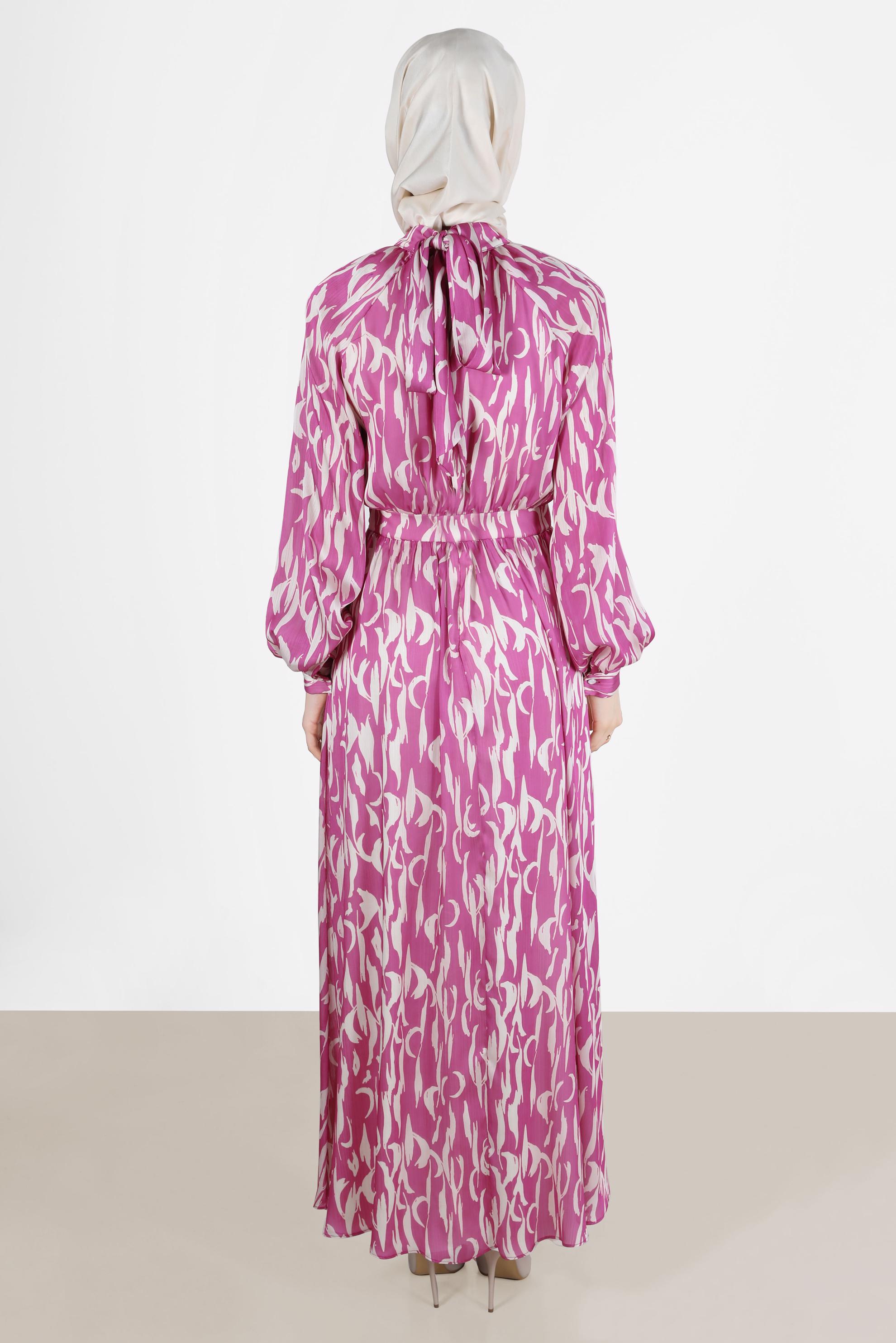 Tesettür giyim FUŞYA BAĞLAMA DETAYLI DESENLİ SATEN ELBİSE 42728 