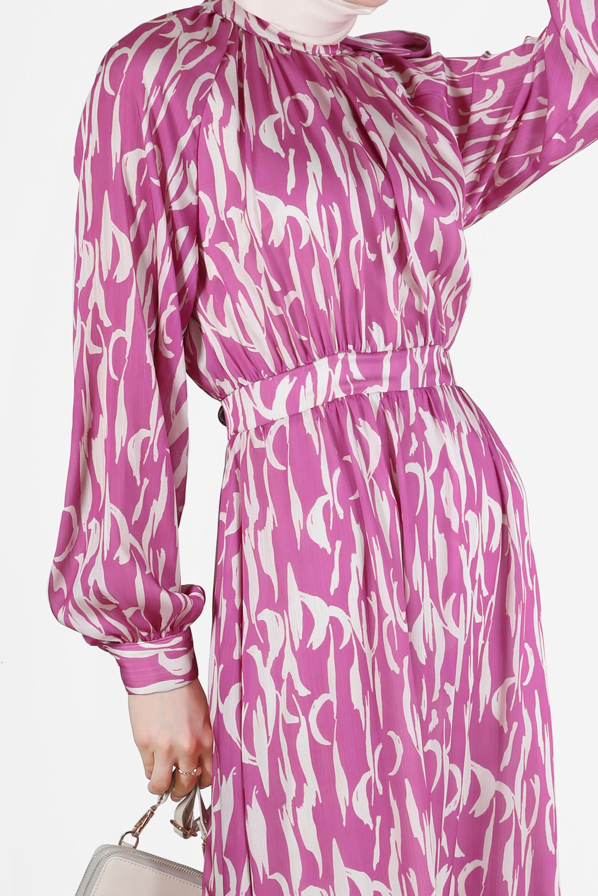 Tesettür giyim FUŞYA BAĞLAMA DETAYLI DESENLİ SATEN ELBİSE 42728 