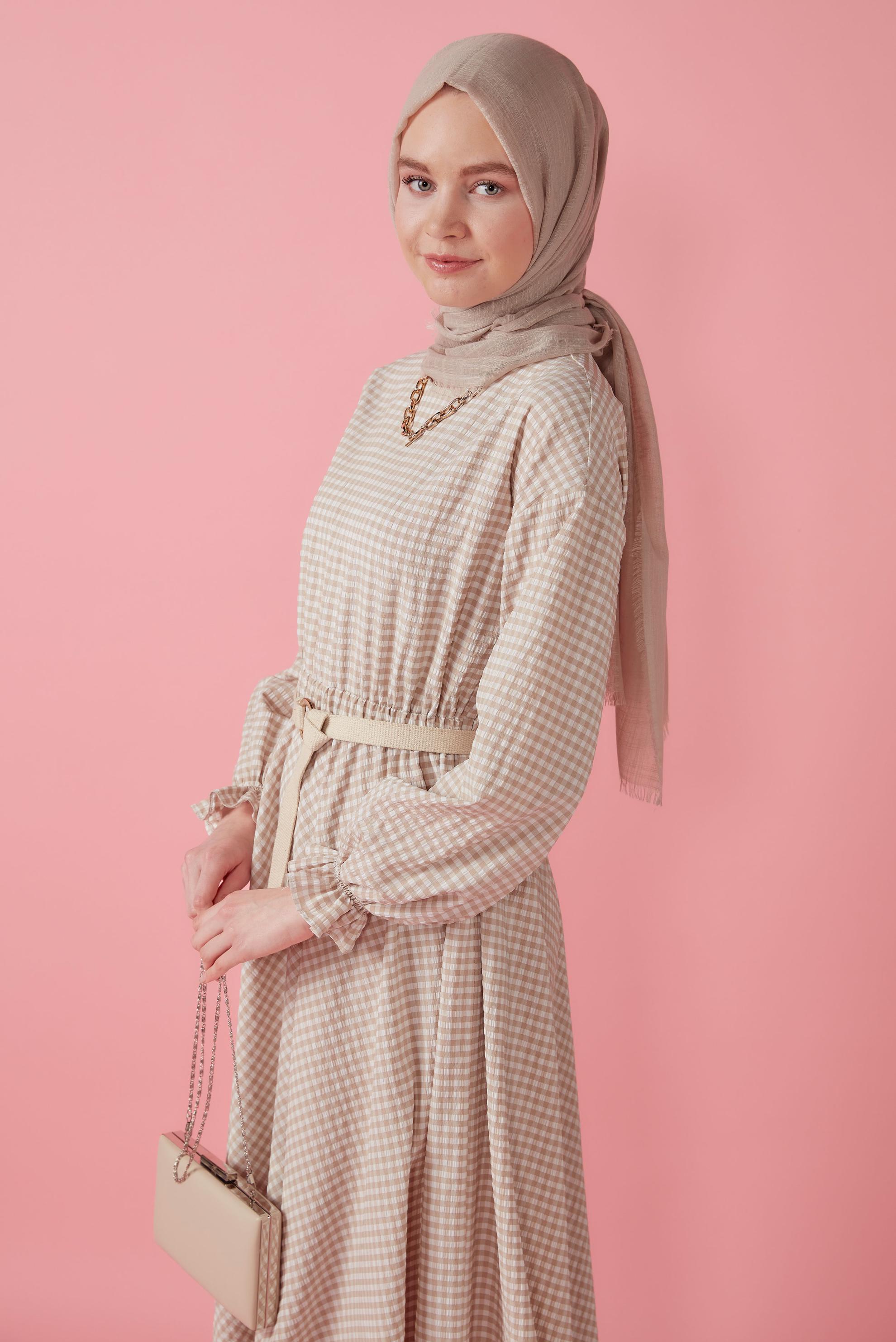 Tesettür giyim BEJ MANŞETLERİ LASTİKLİ PÖTİKARE ELBİSE 42732 