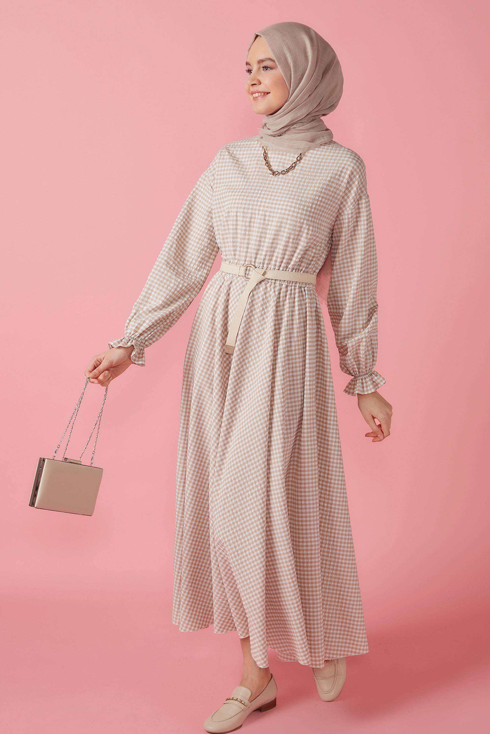 Tesettür giyim BEJ MANŞETLERİ LASTİKLİ PÖTİKARE ELBİSE 42732 