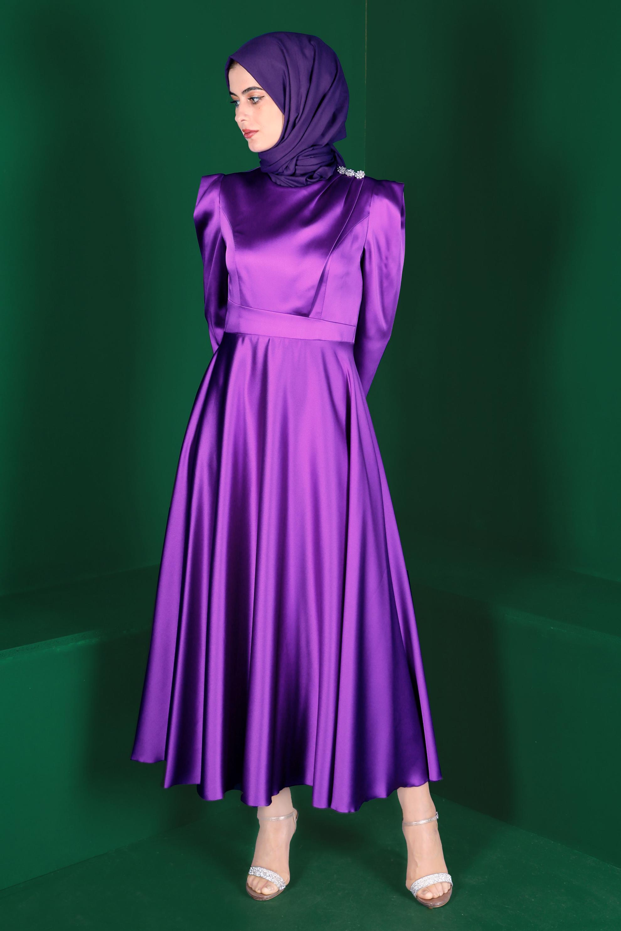 Tesettür giyim MOR TAŞ DETAYLI SATEN ELBİSE 42872 