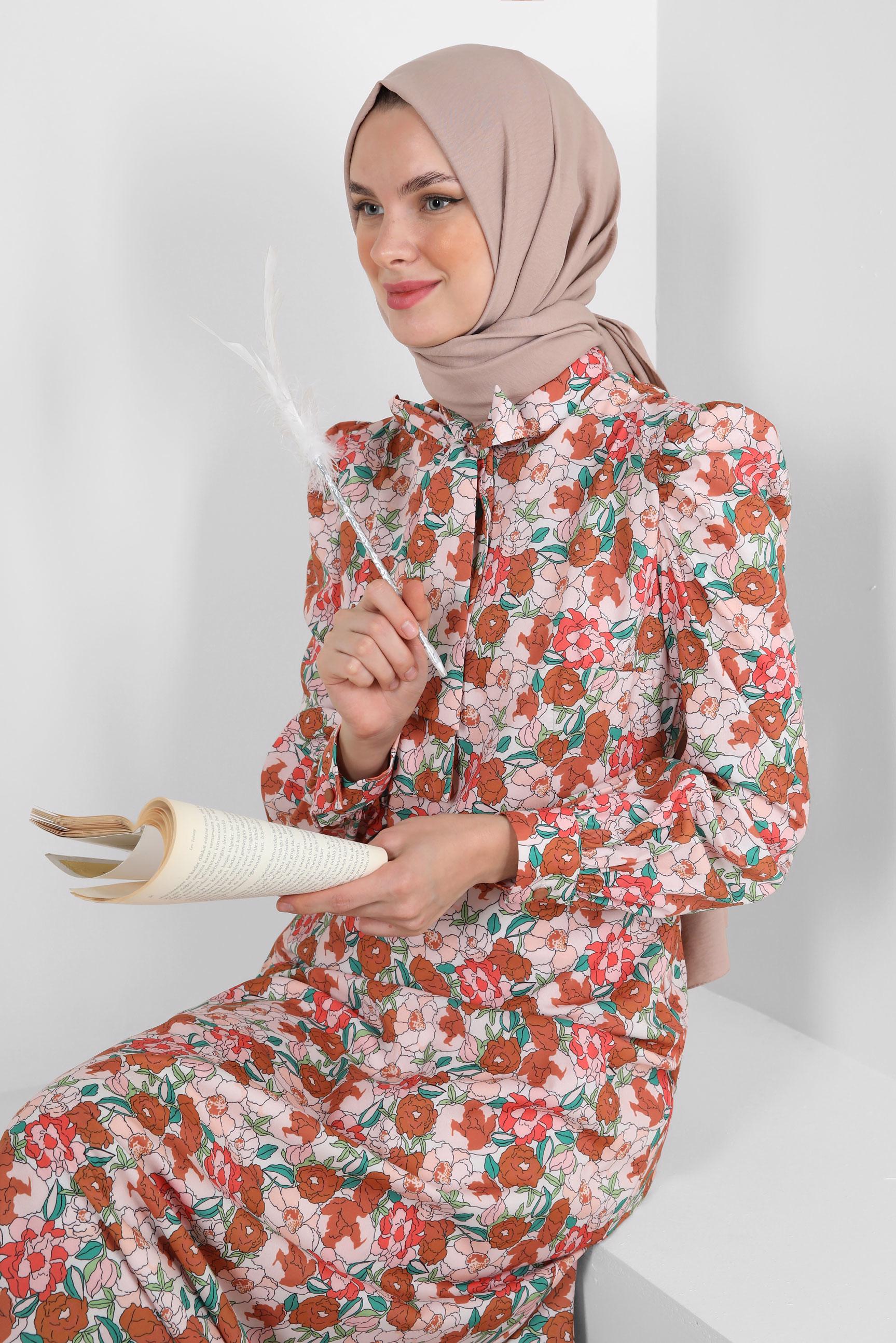 Tesettür giyim TABA ÇİÇEK DESENLİ YAKASI BAĞLAMALI ELBİSE 42908