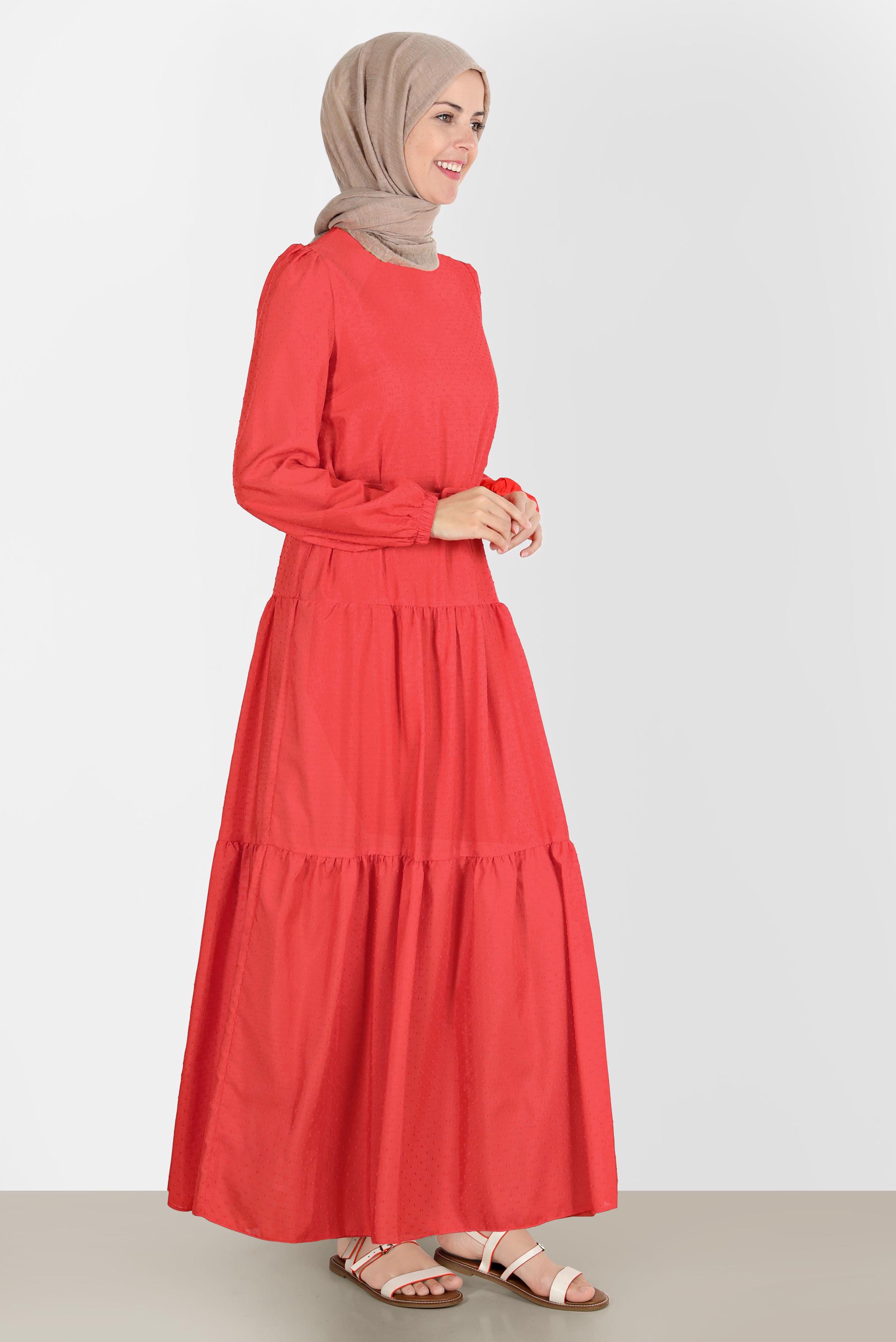 Tesettür giyim KIRMIZI KEMERLİ KATLI ELBİSE 42921 