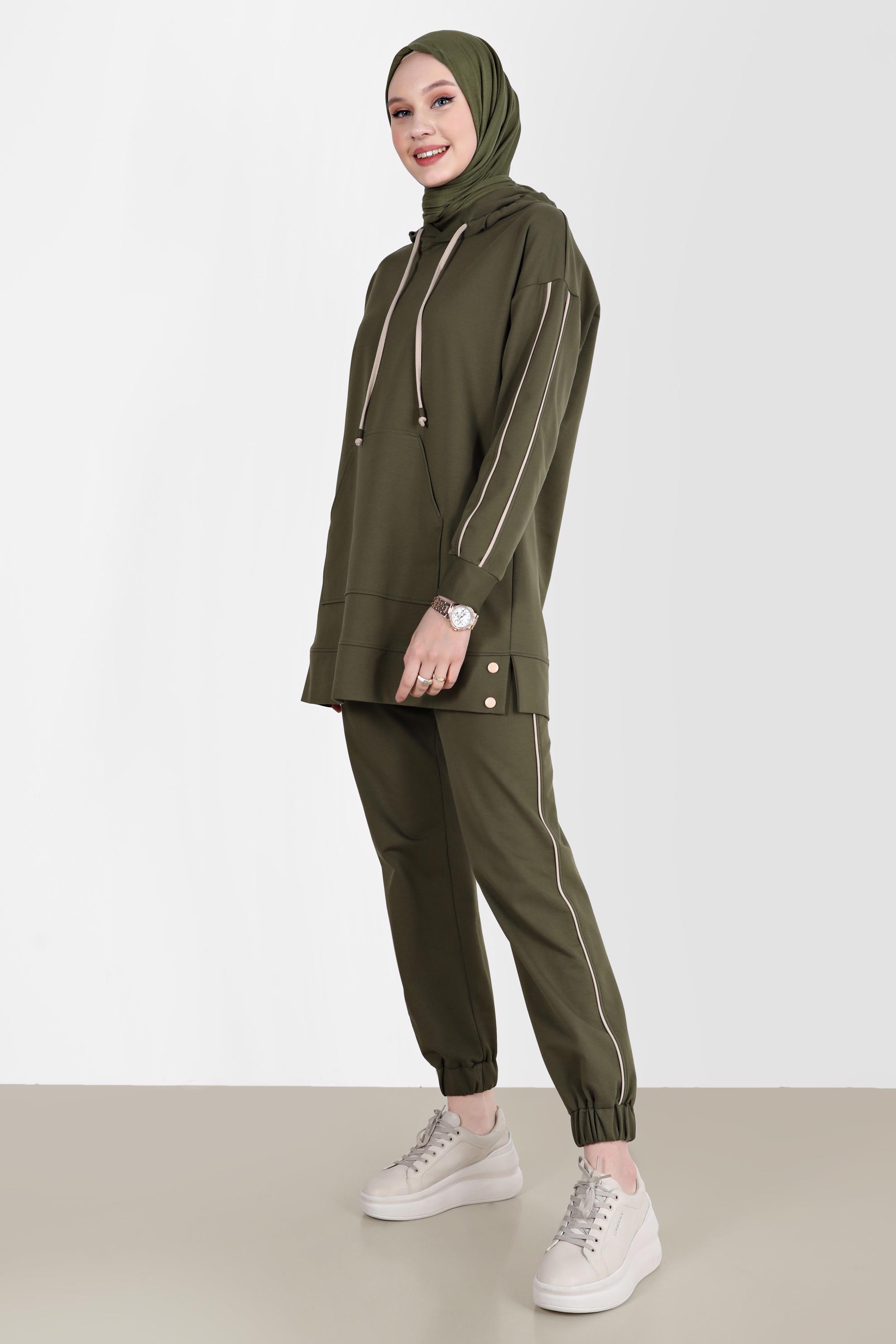Tesettür giyim HAKİ KAPÜŞONLU ŞERİT DETAYLI İKİLİ PANTOLON EŞOFMAN TAKIMI 42594