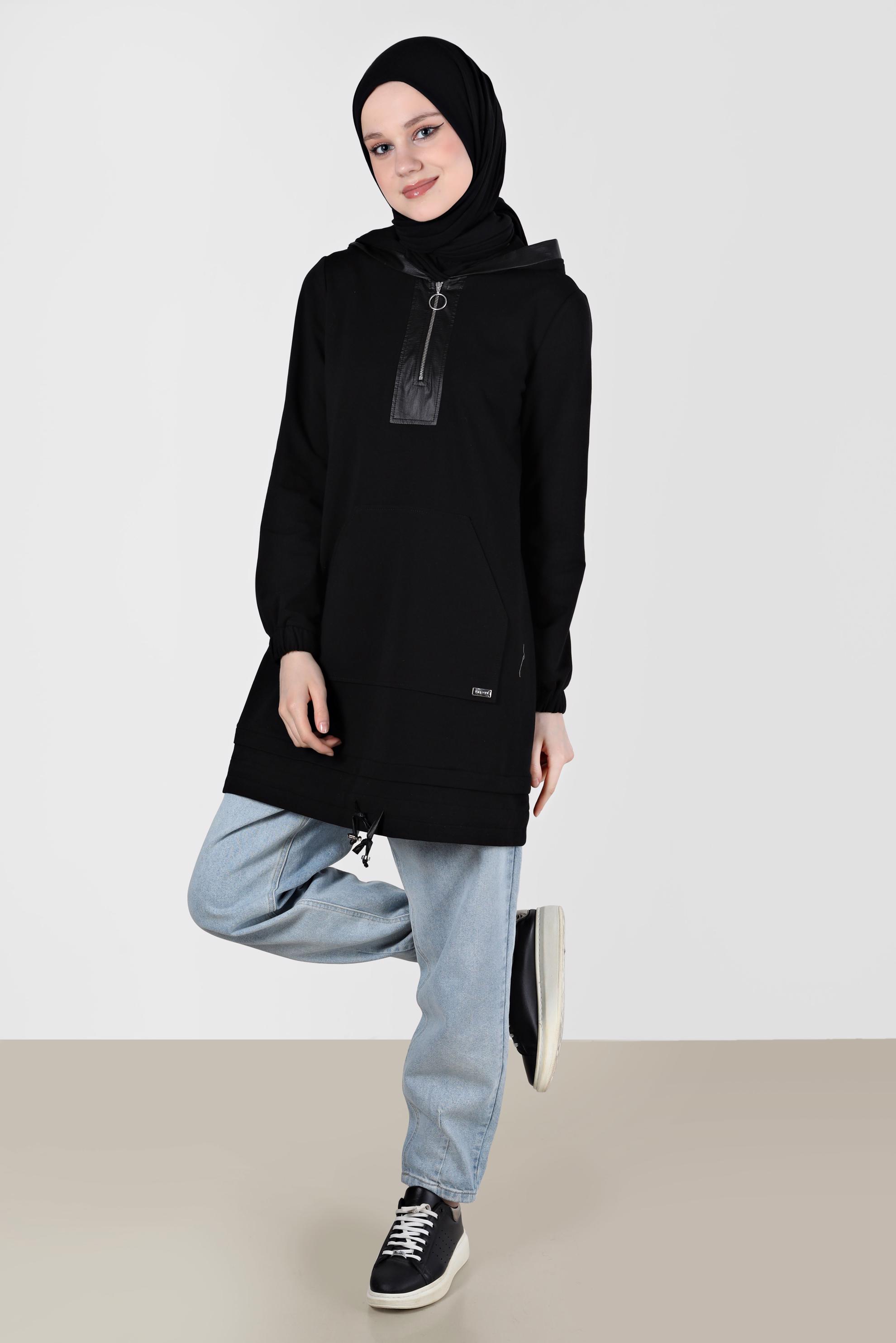 Tesettür giyim SİYAH PARLAK DERİ DETAYLI KAPÜŞONLU EŞOFMAN TUNİK 42600 