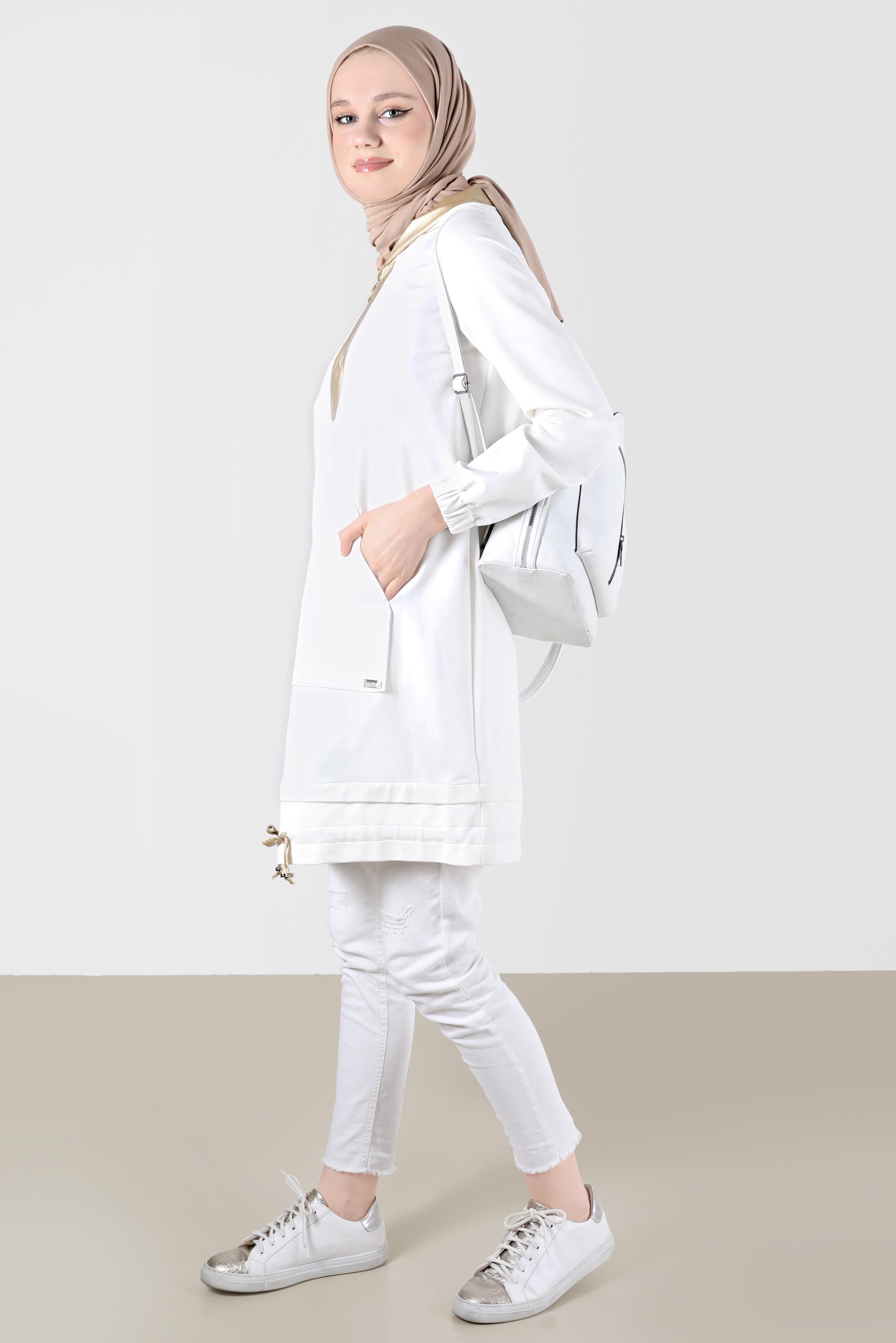 Tesettür giyim BEYAZ PARLAK DERİ DETAYLI KAPÜŞONLU EŞOFMAN TUNİK 42600 